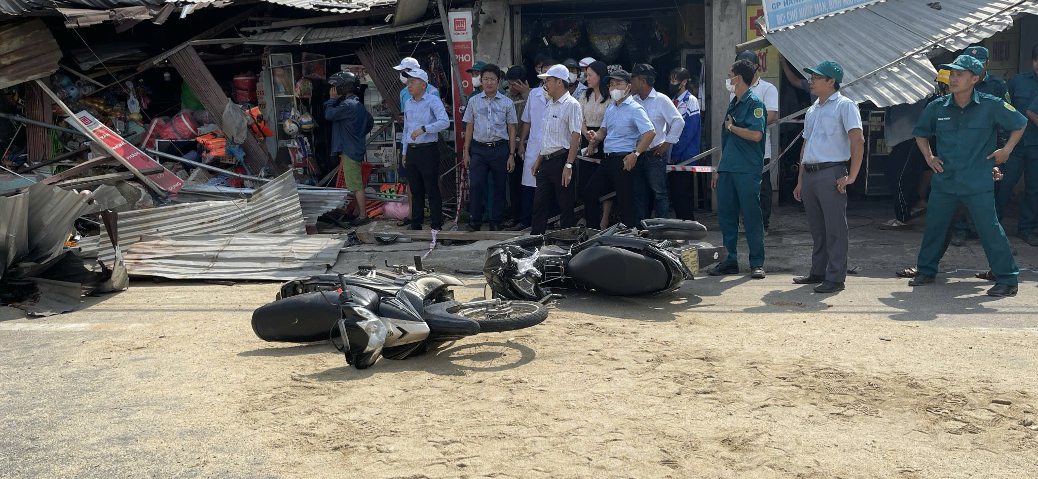 Cận cảnh hiện trường vụ tai nạn nghiêm trọng ở Quảng Ngãi - Ảnh 11.