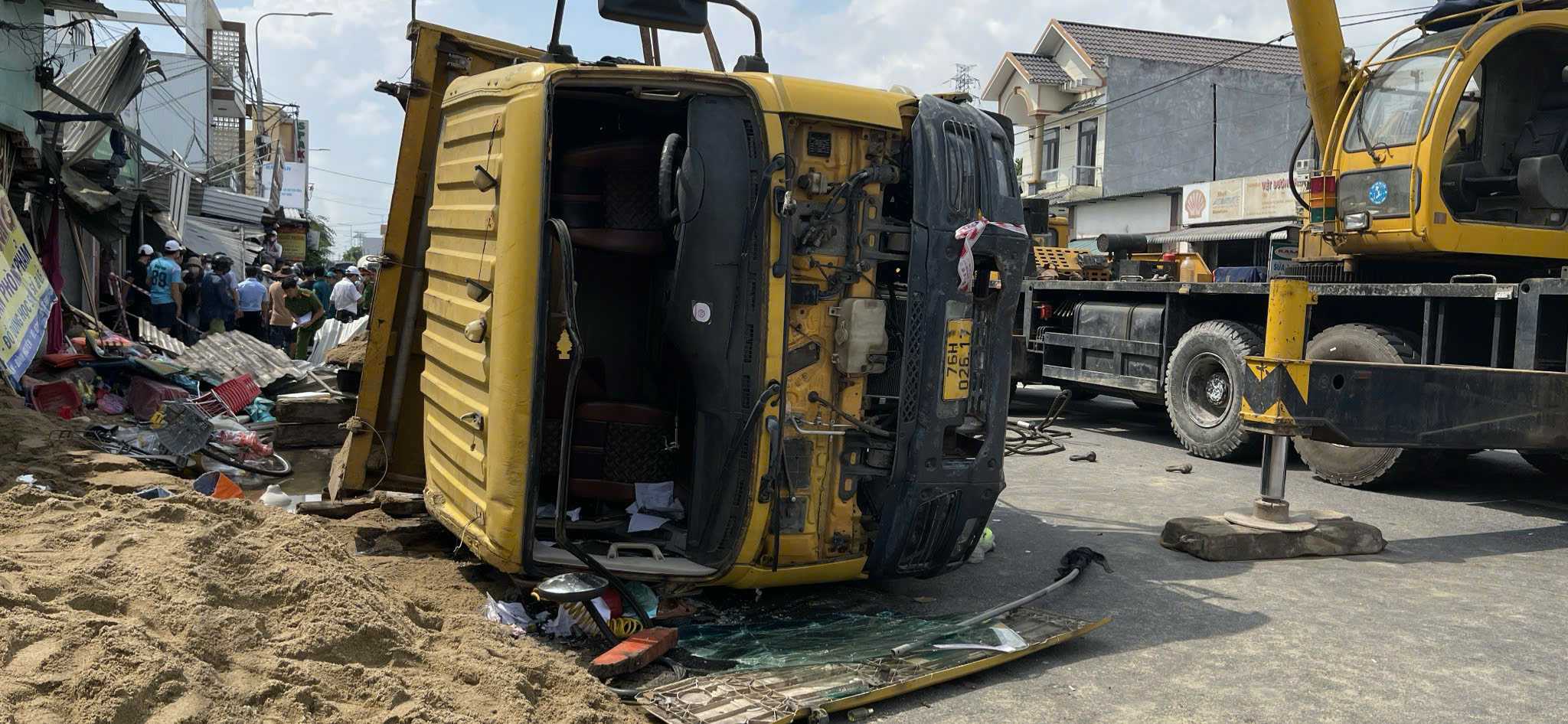 Xe tải tông loạt xe máy, lao vào 3 nhà dân, một người tử vong - Ảnh 1.