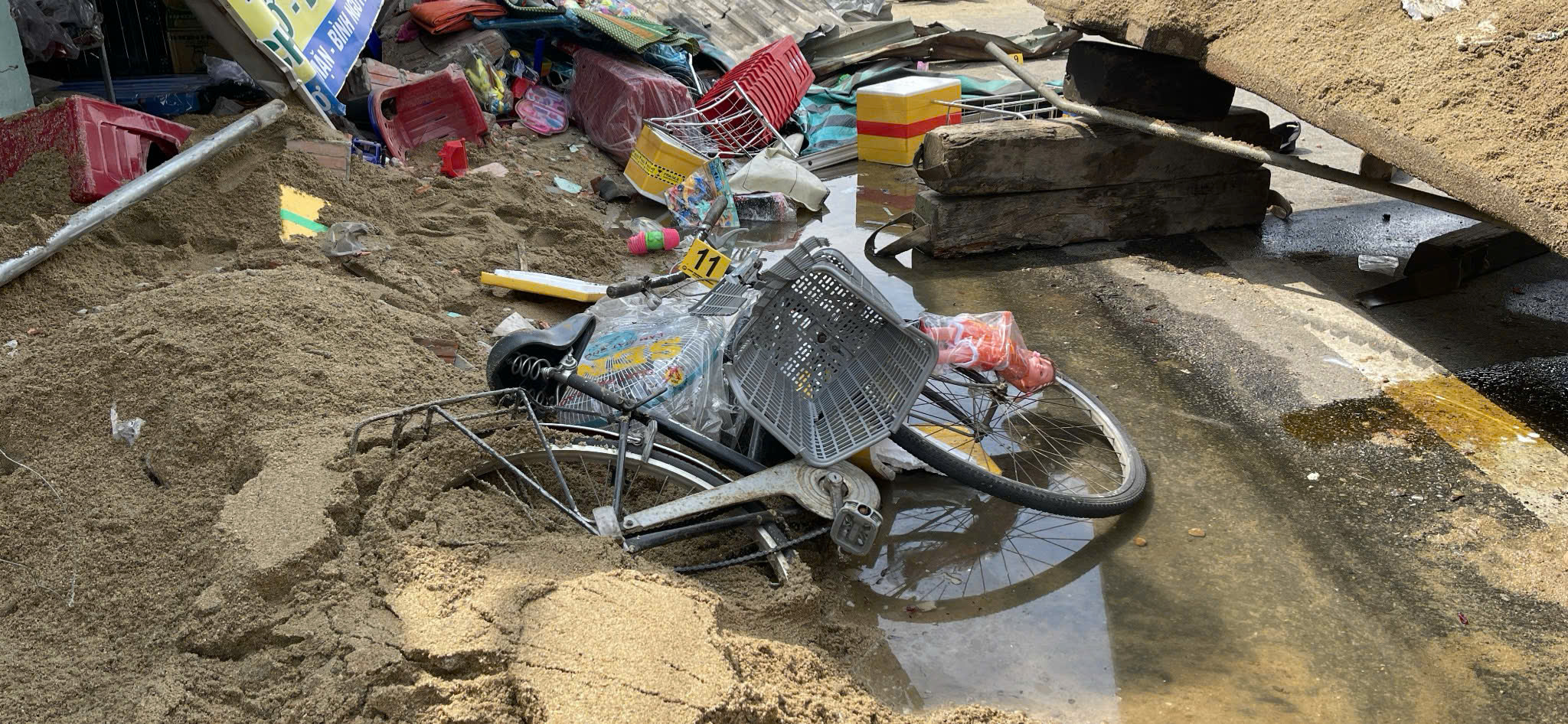 Cận cảnh hiện trường vụ tai nạn nghiêm trọng ở Quảng Ngãi - Ảnh 10.