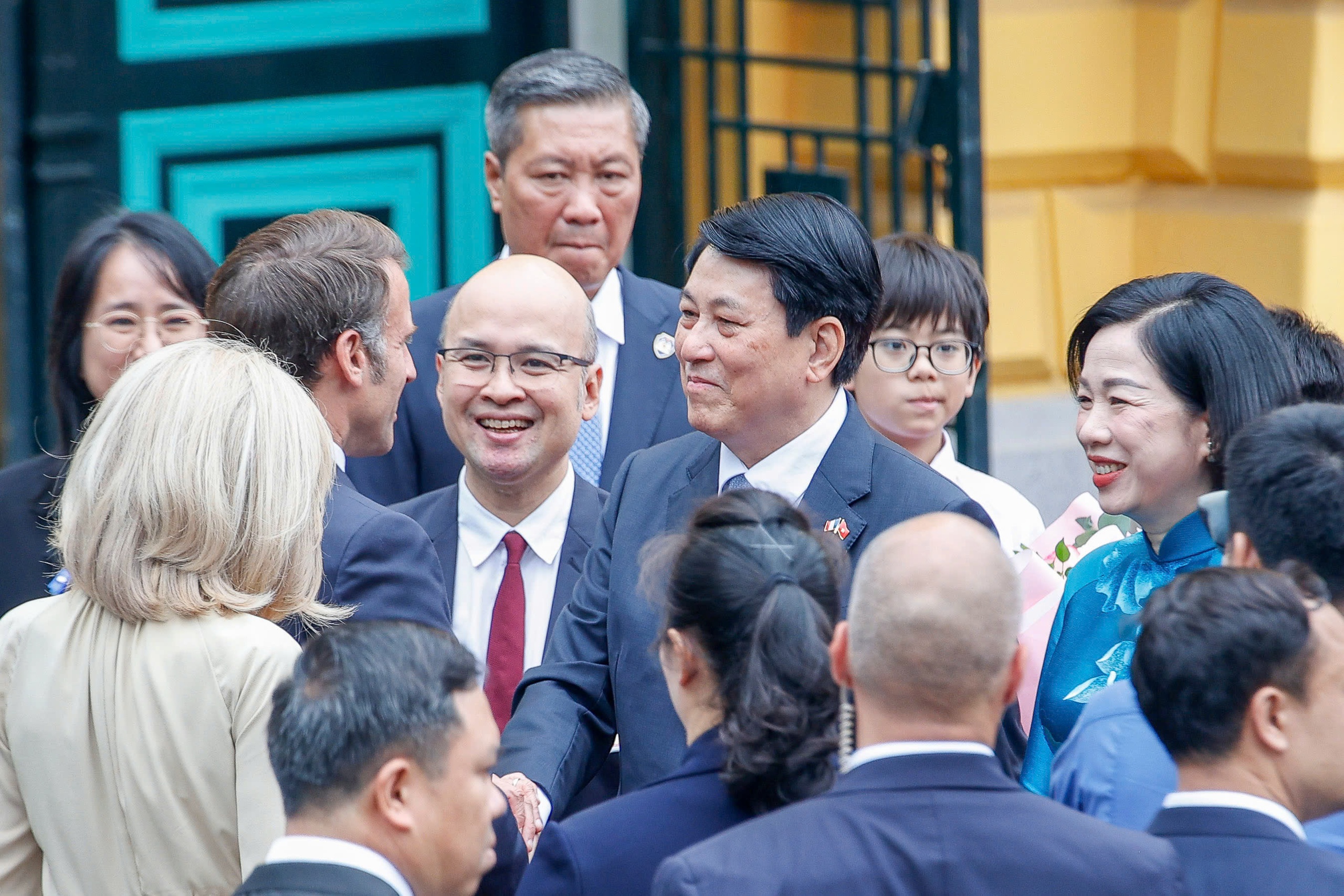 Chủ tịch nước Lương Cường chủ trì lễ đón Tổng thống Pháp Emmanuel Macron- Ảnh 1.