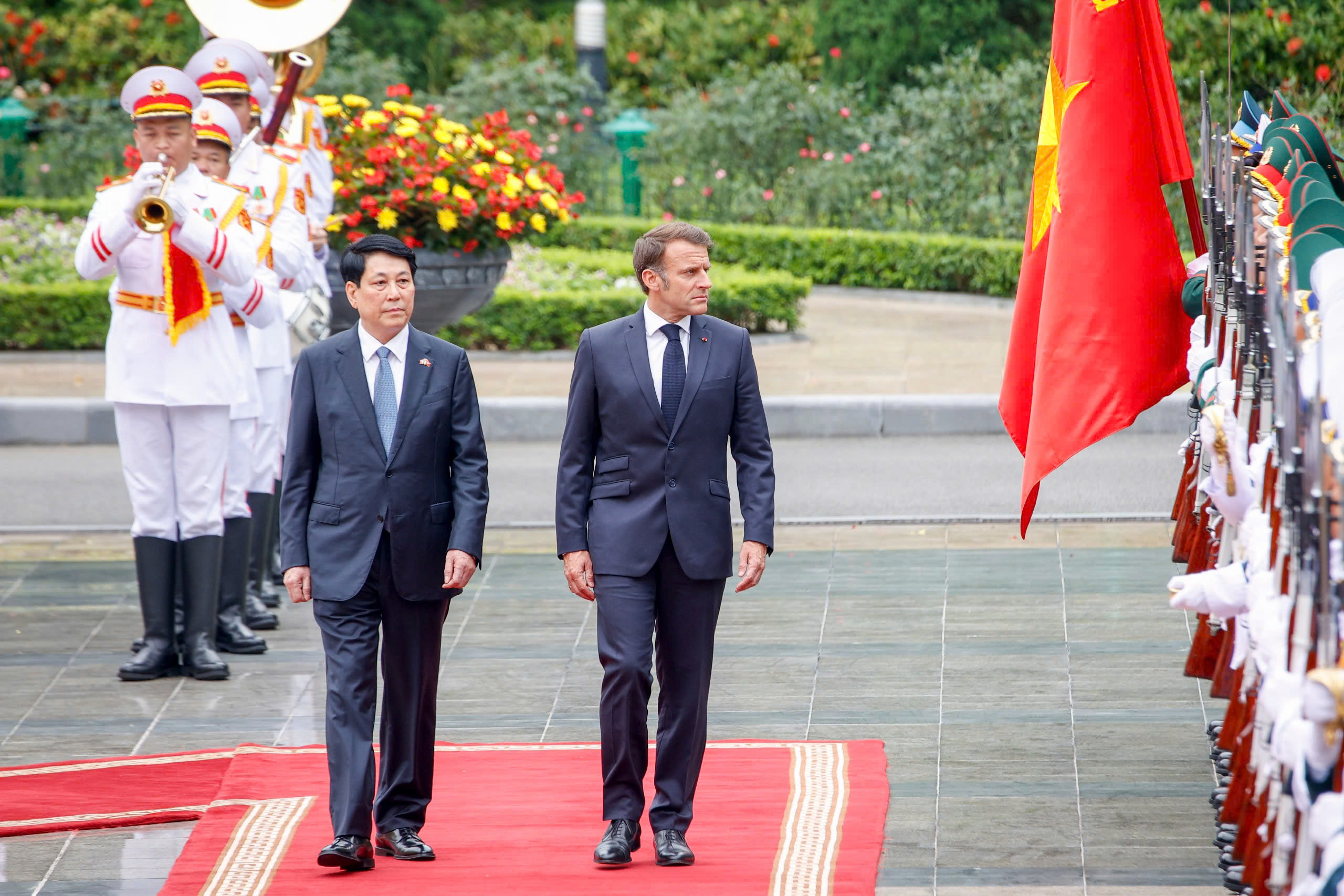 Chủ tịch nước Lương Cường chủ trì lễ đón Tổng thống Pháp Emmanuel Macron- Ảnh 4.
