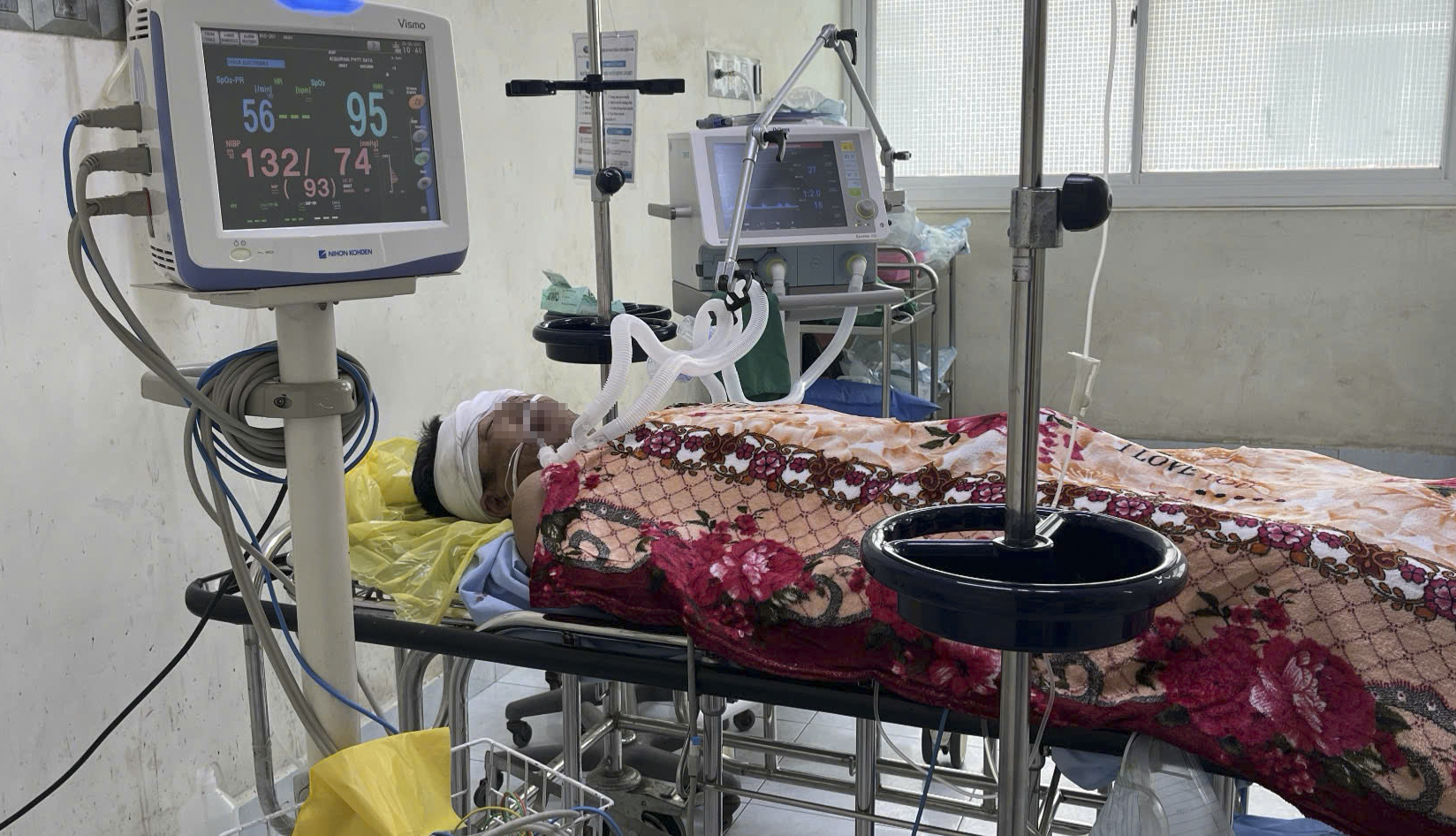 Cận cảnh hiện trường vụ tai nạn nghiêm trọng ở Quảng Ngãi - Ảnh 3.