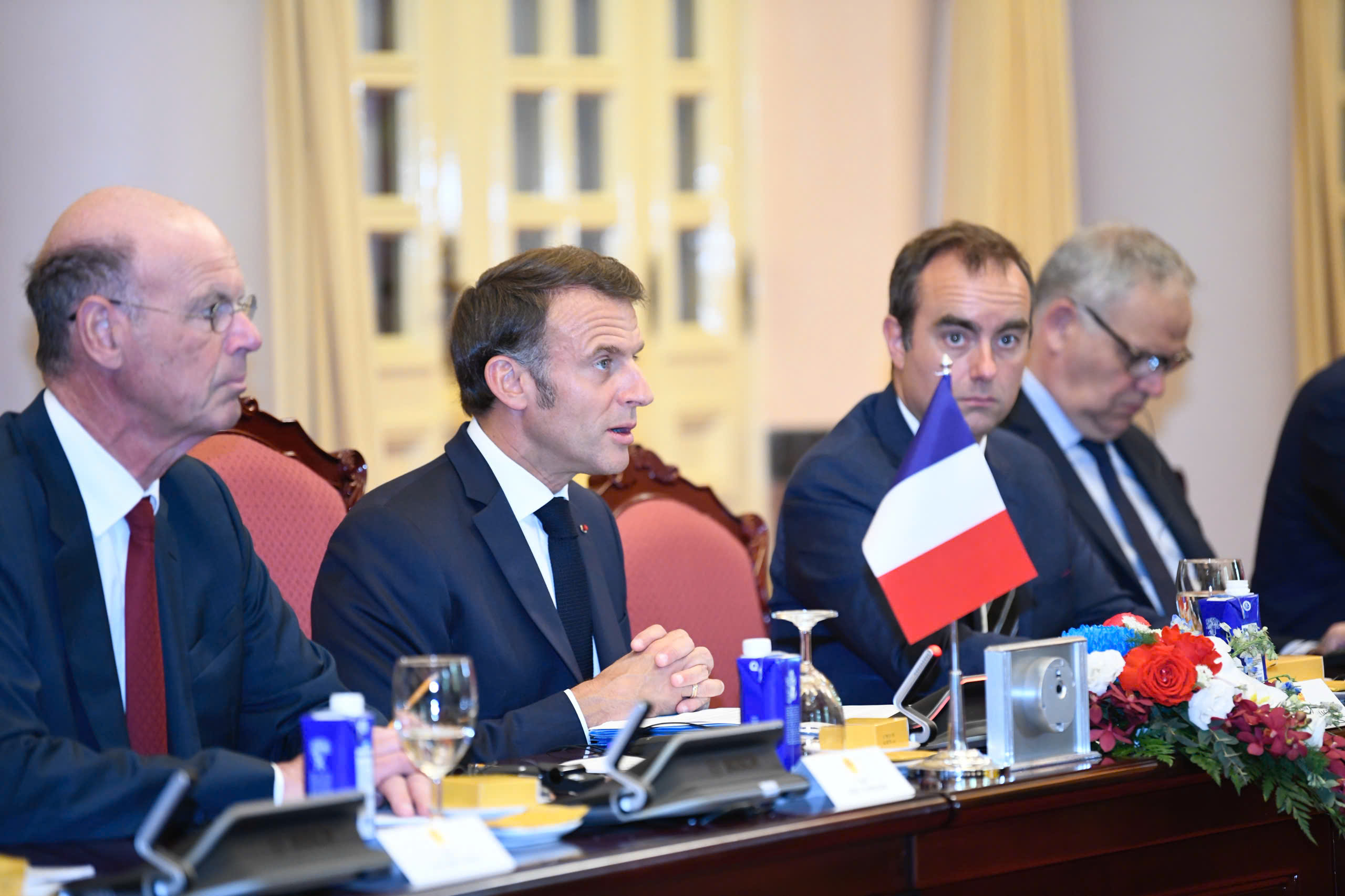 Chủ tịch nước Lương Cường chủ trì lễ đón Tổng thống Pháp Emmanuel Macron- Ảnh 9.