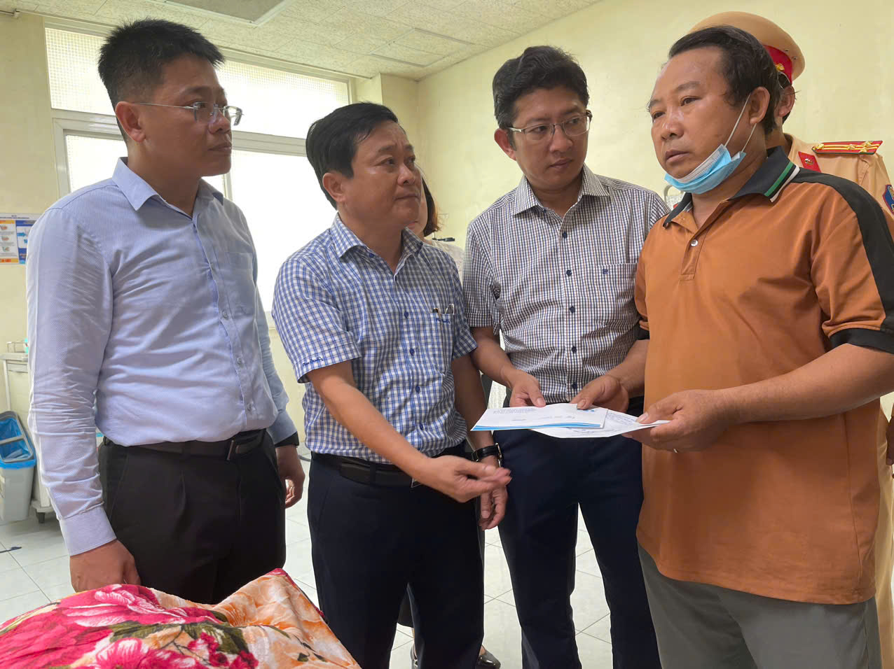 Cận cảnh hiện trường vụ tai nạn nghiêm trọng ở Quảng Ngãi - Ảnh 6.