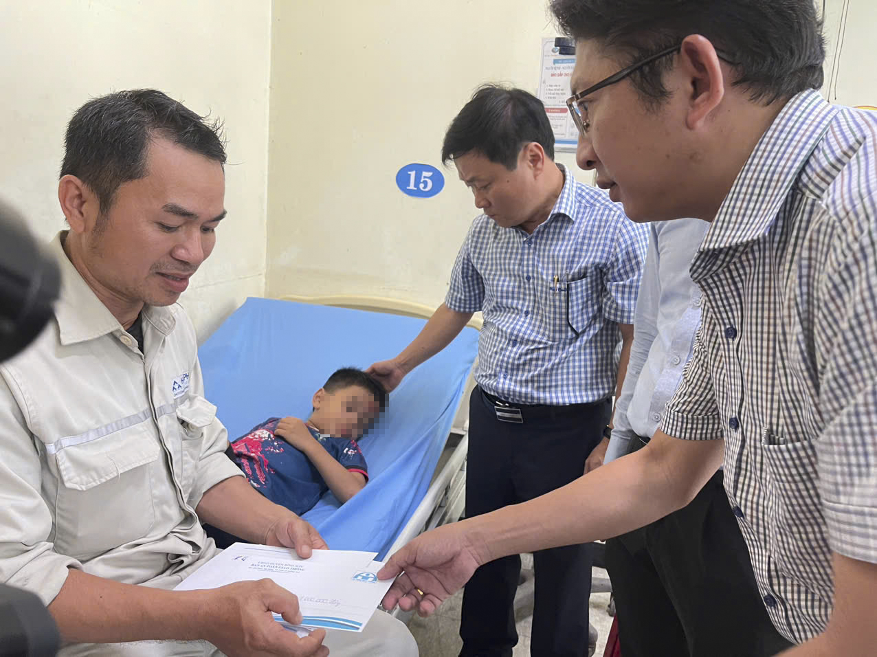 Cận cảnh hiện trường vụ tai nạn nghiêm trọng ở Quảng Ngãi - Ảnh 7.