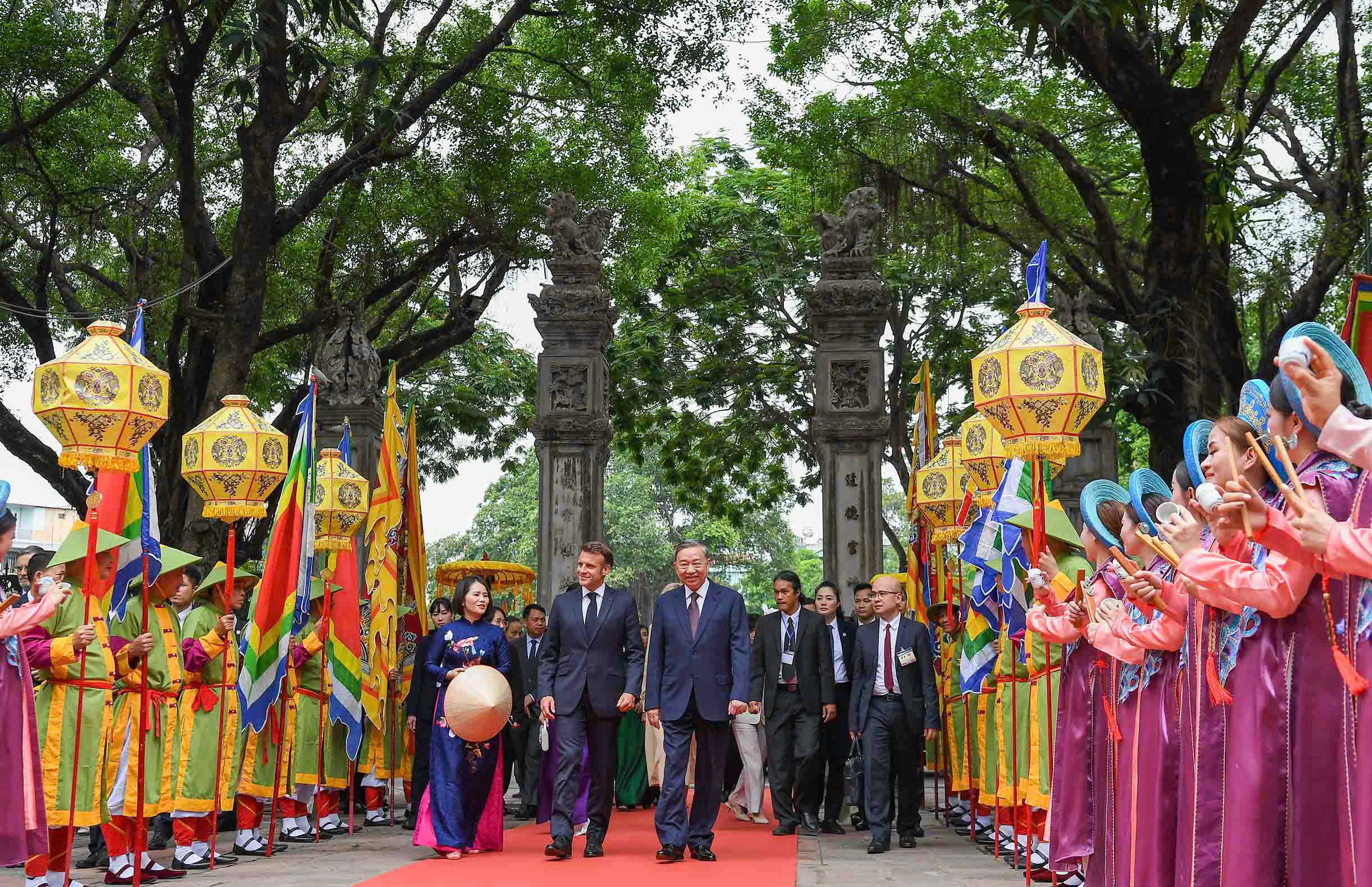 Tổng Bí thư Tô Lâm cùng Tổng thống Pháp Emmanuel Macron thăm Văn Miếu- Ảnh 1.