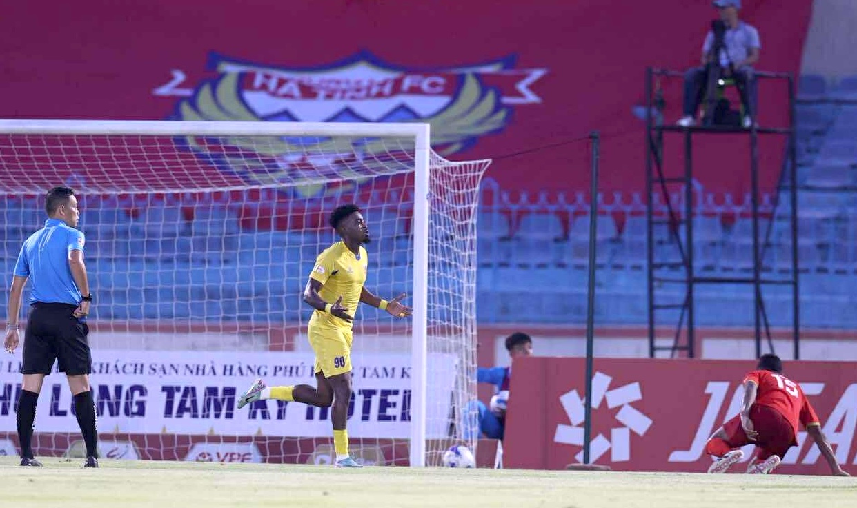 Hà Tĩnh thua 2 trận liền khó lọt tốp 3, CLB Quảng Nam sáng bừng cửa trụ hạng- Ảnh 1. Hà Tĩnh thua 2 trận liền khó lọt tốp 3, CLB Quảng Nam sáng bừng cửa trụ hạng- Ảnh 1.