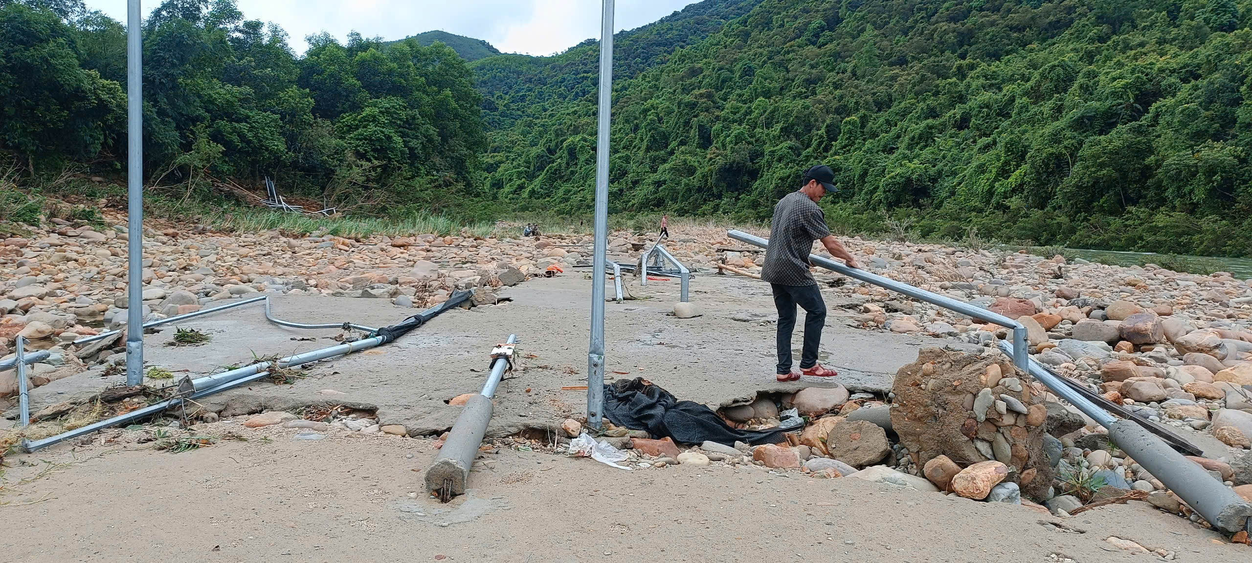 Xót xa cảnh hàng quán thượng nguồn sông Ô Lâu bị nước lũ 'càn quét'- Ảnh 2.