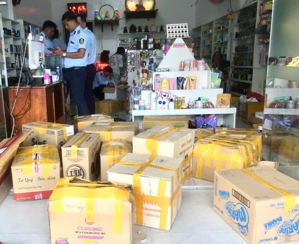 Cà Mau: Phát hiện kho mỹ phẩm không rõ nguồn gốc núp bóng bán hàng online - Ảnh 2.