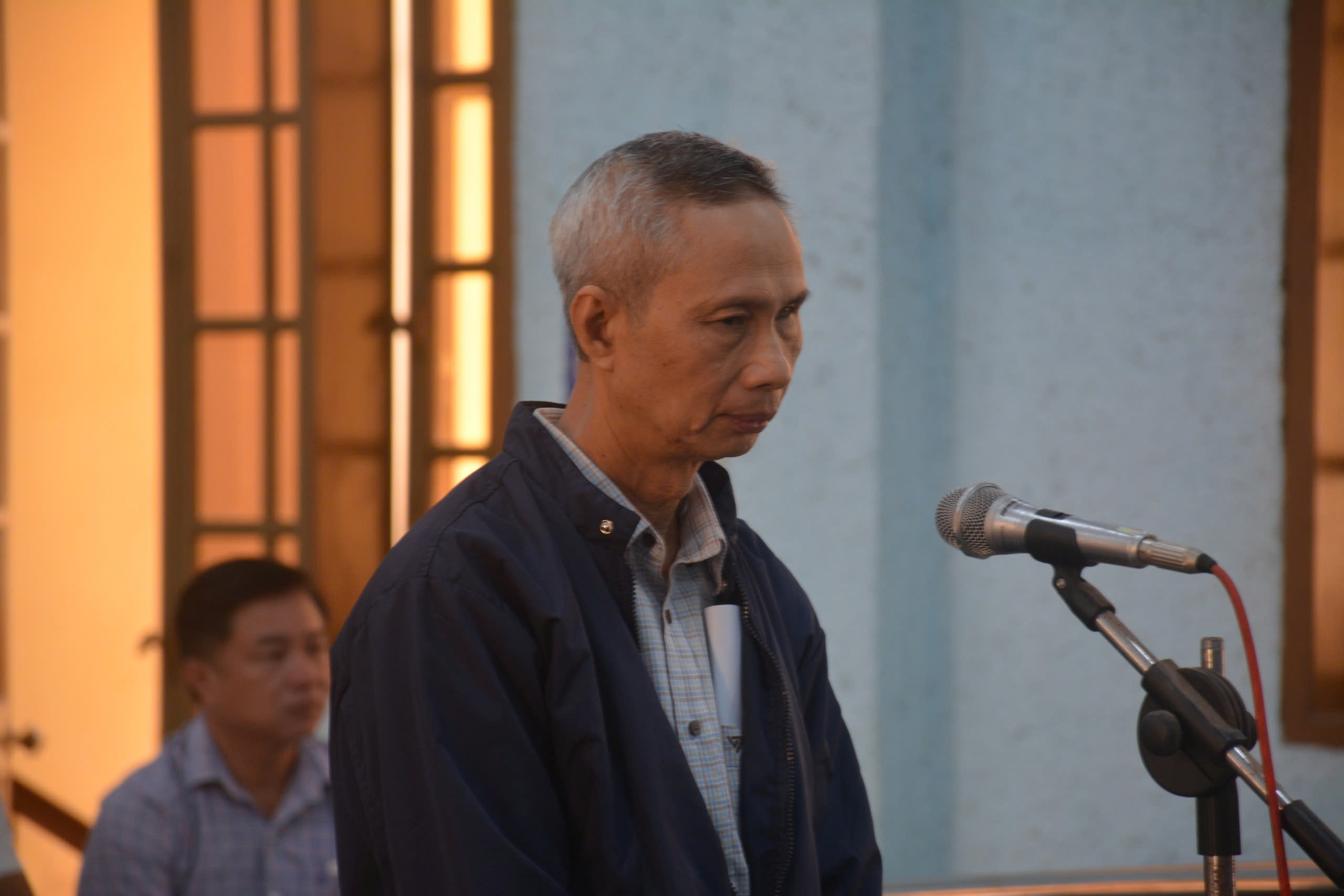 Cán bộ thuế lĩnh án 12 tháng tù vì ép doanh nghiệp 'lót tay' - Ảnh 1.