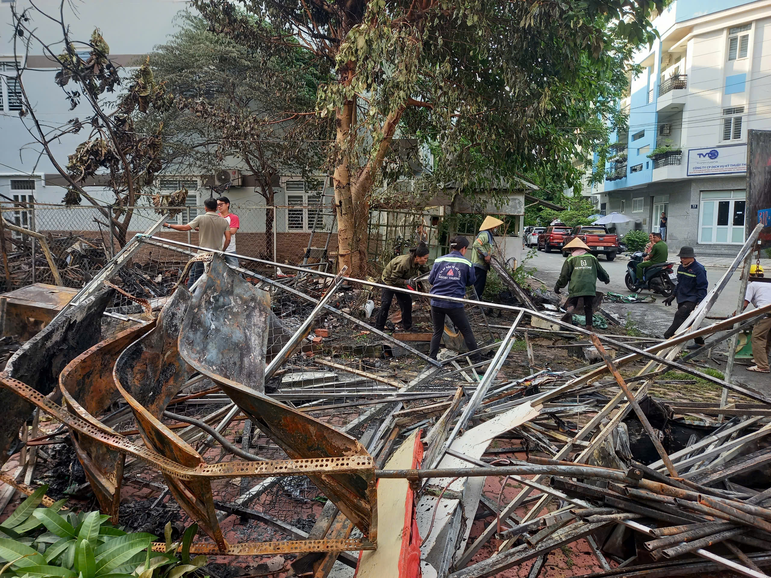 Cháy rụi kho chứa đồ ở TP.Thủ Đức, nghi do đốt rác - Ảnh 1.