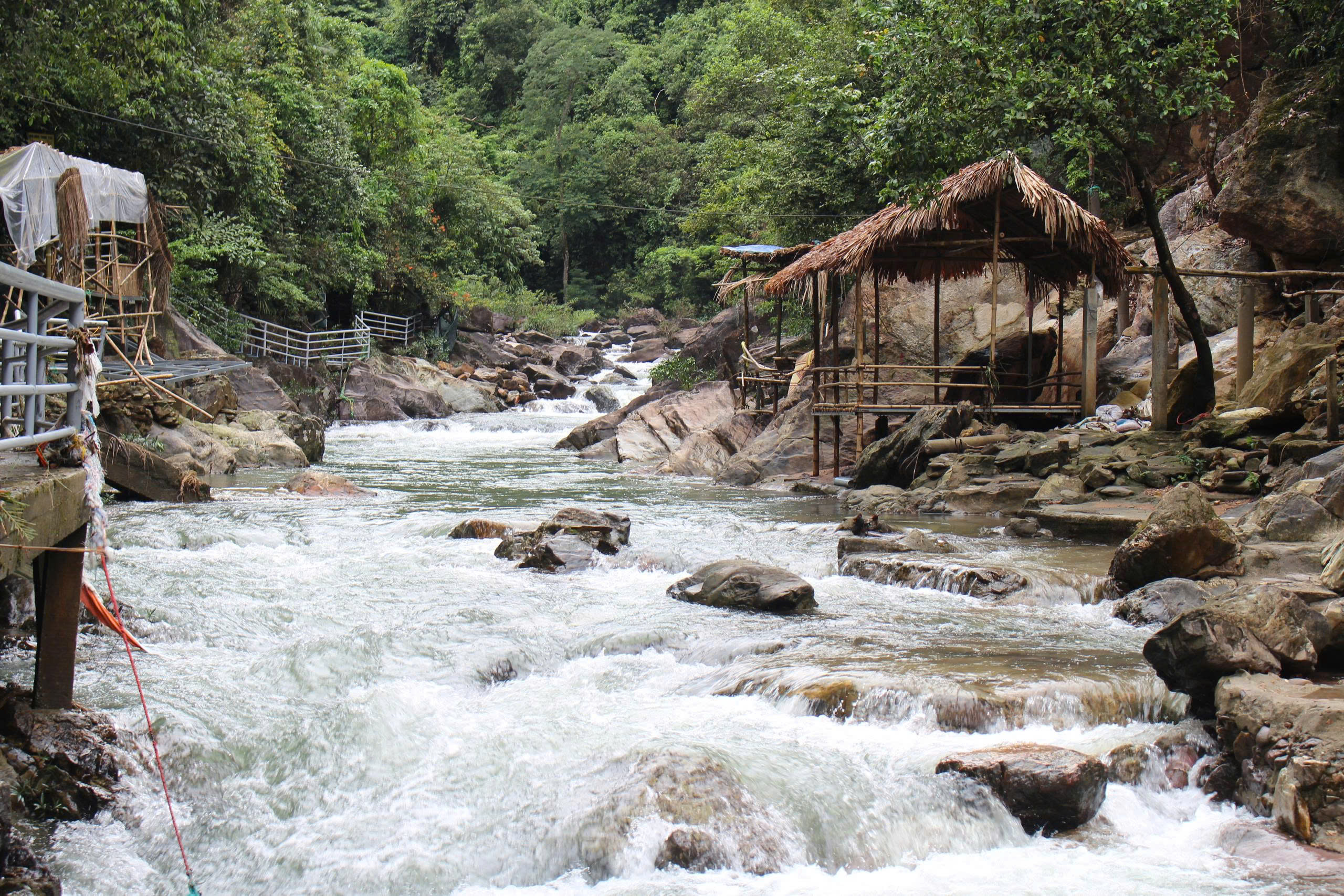 Xót xa cảnh hàng quán thượng nguồn sông Ô Lâu bị nước lũ 'càn quét'- Ảnh 4.