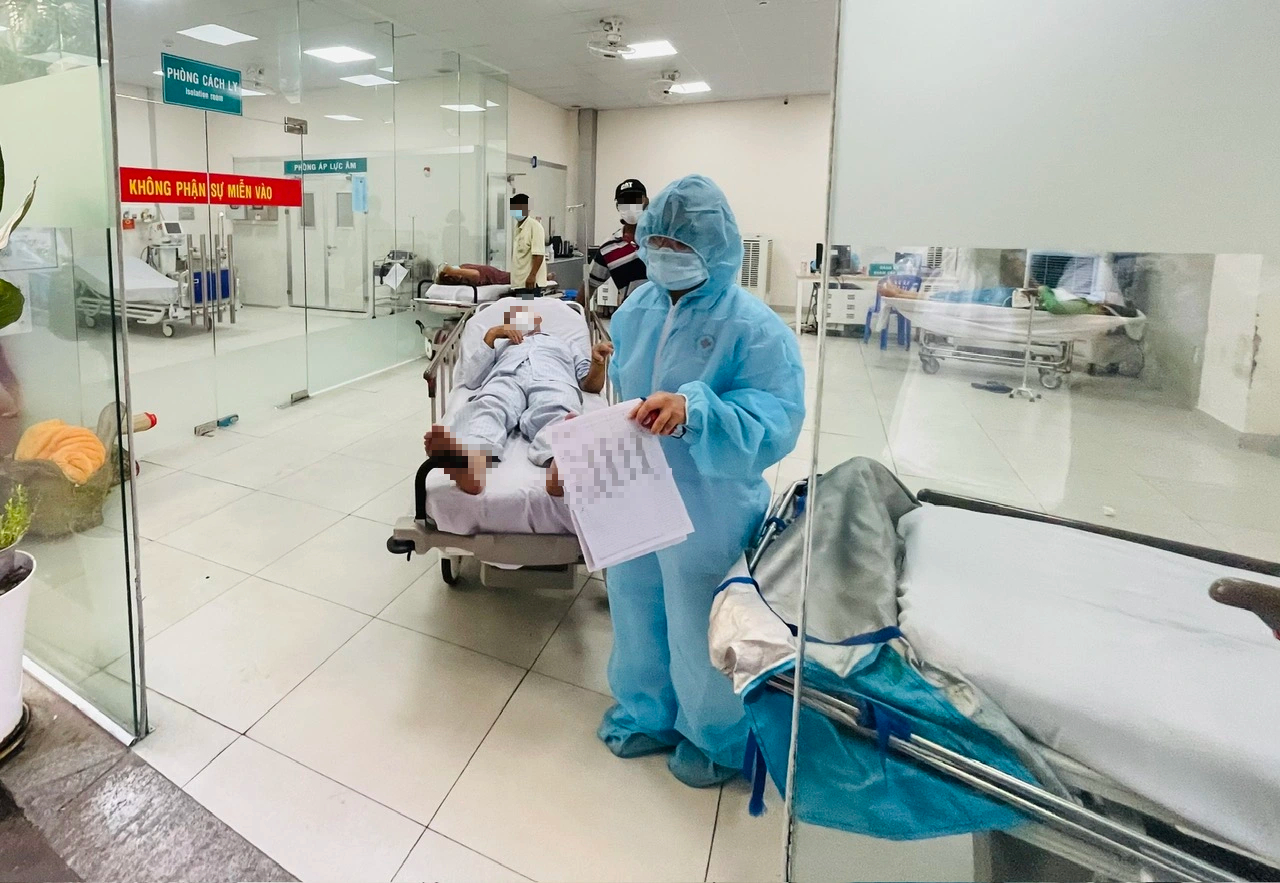 Số ca mắc Covid-19 tại TP.HCM tăng, ghi nhận ca bệnh nặng - Ảnh 1.