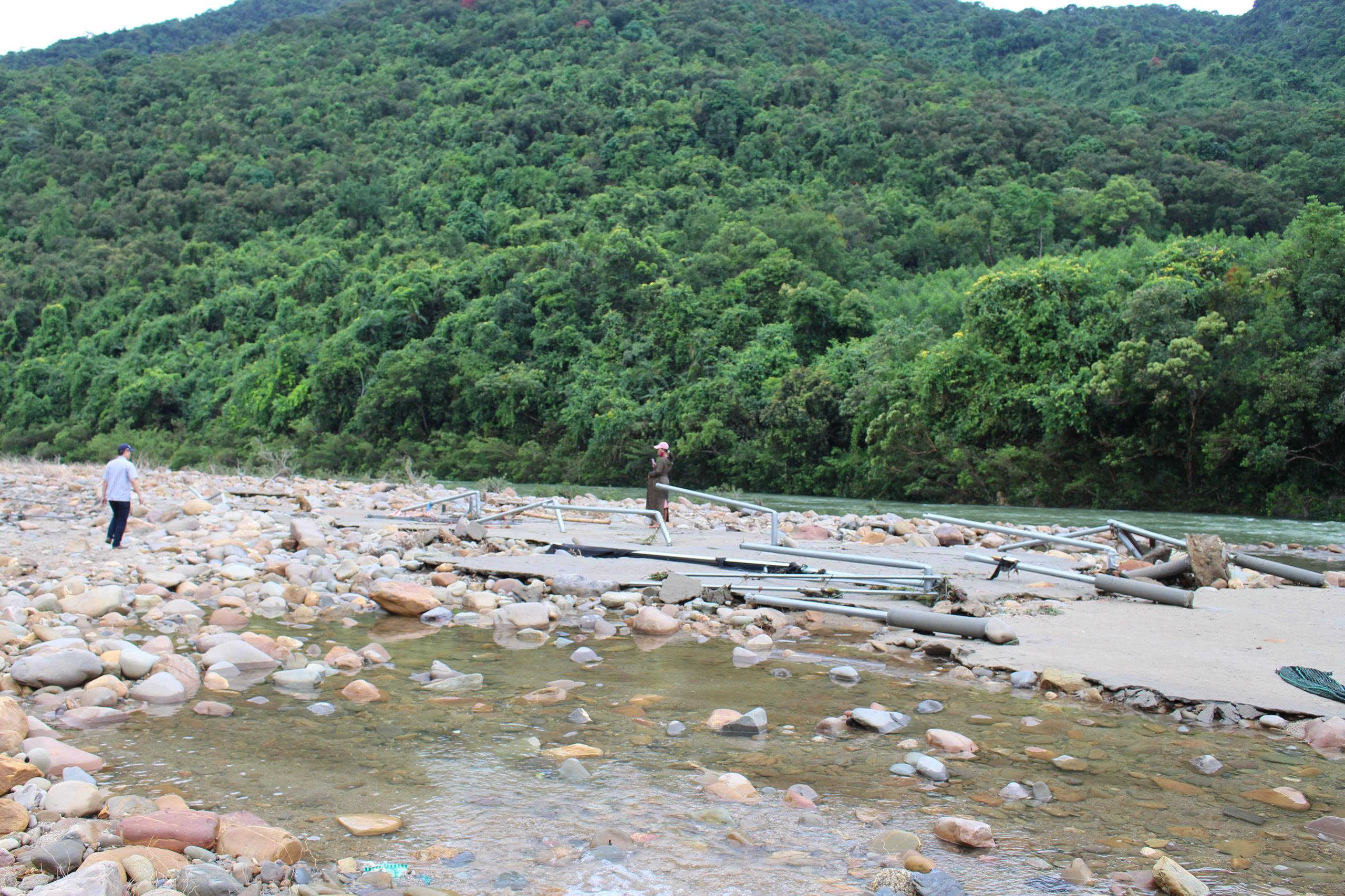 Xót xa cảnh hàng quán thượng nguồn sông Ô Lâu bị nước lũ 'càn quét'- Ảnh 1.