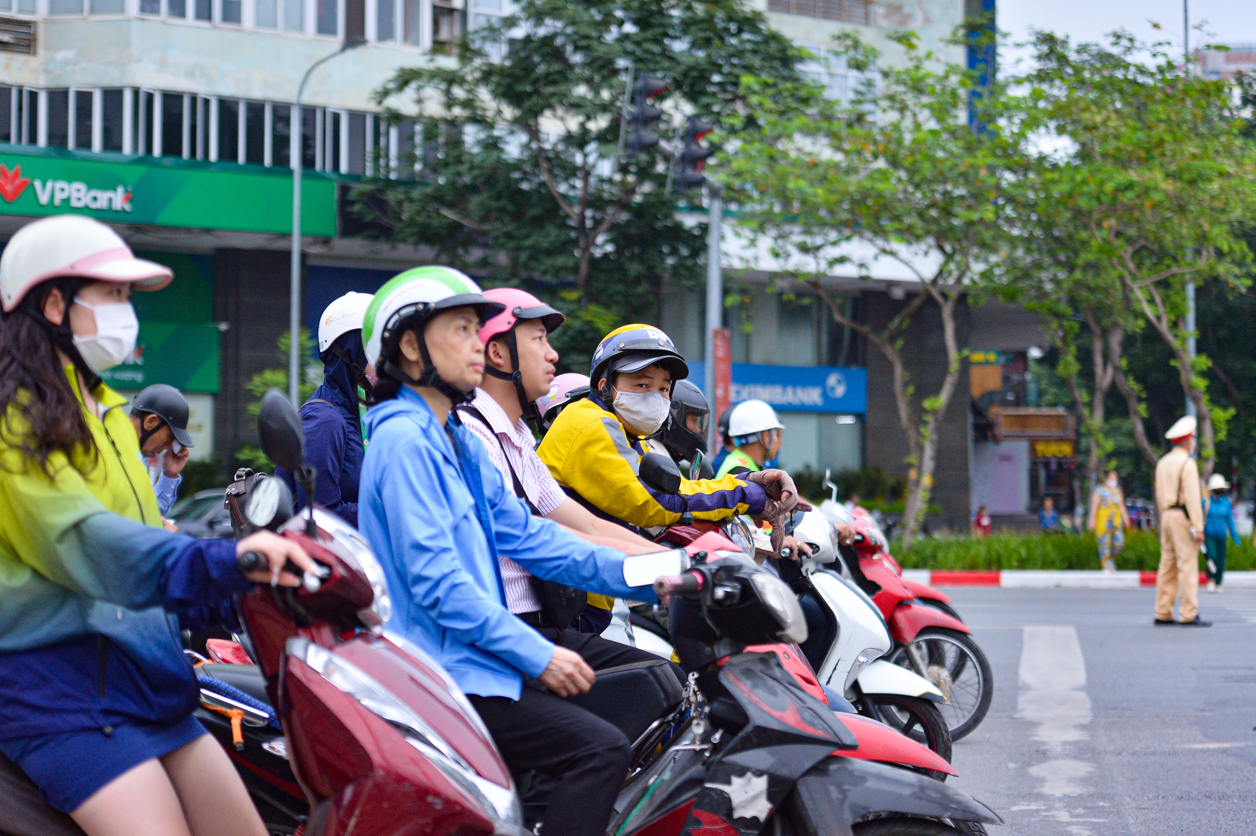 CSGT Hà Nội ghi hình phạt nguội tài xế vi phạm trên vỉa hè - Ảnh 12.