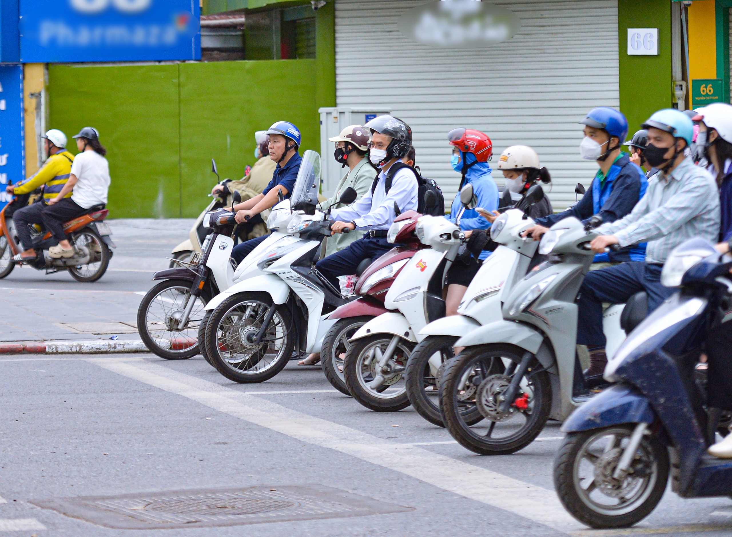 CSGT Hà Nội ghi hình phạt nguội tài xế vi phạm trên vỉa hè - Ảnh 13.
