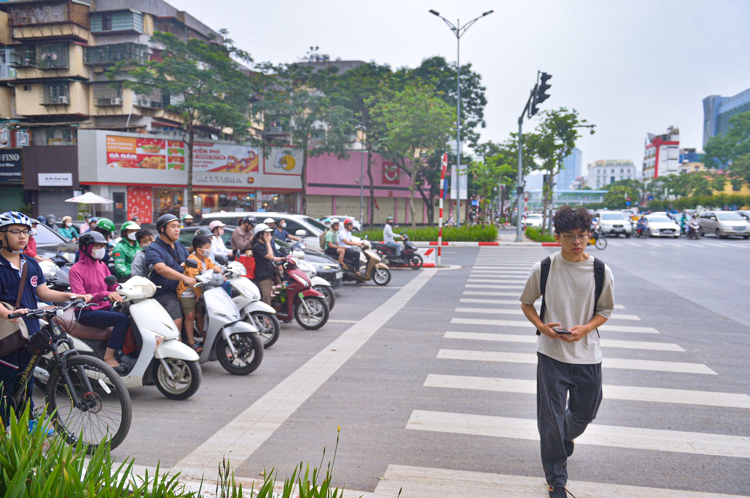 CSGT Hà Nội ghi hình phạt nguội tài xế vi phạm trên vỉa hè - Ảnh 14.
