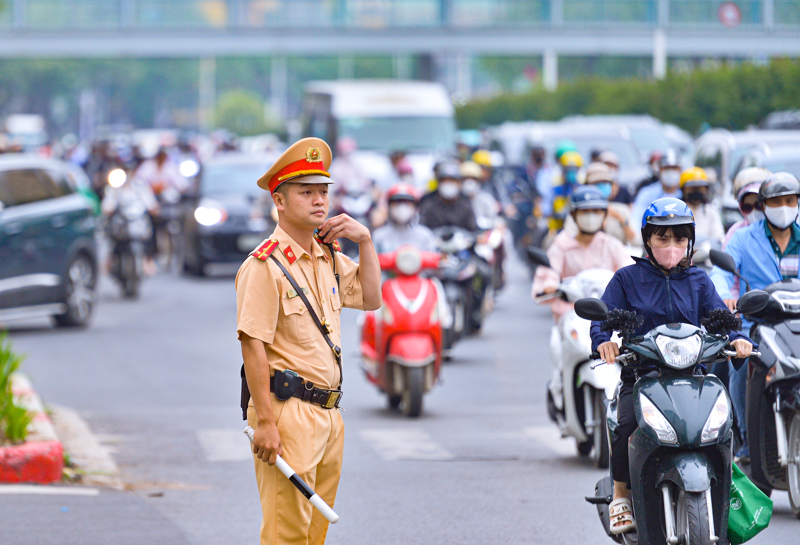 Bị CSGT ghi hình phạt nguội, tài xế phân trần 'do vỉa hè rộng hơn lòng đường' - Ảnh 1.