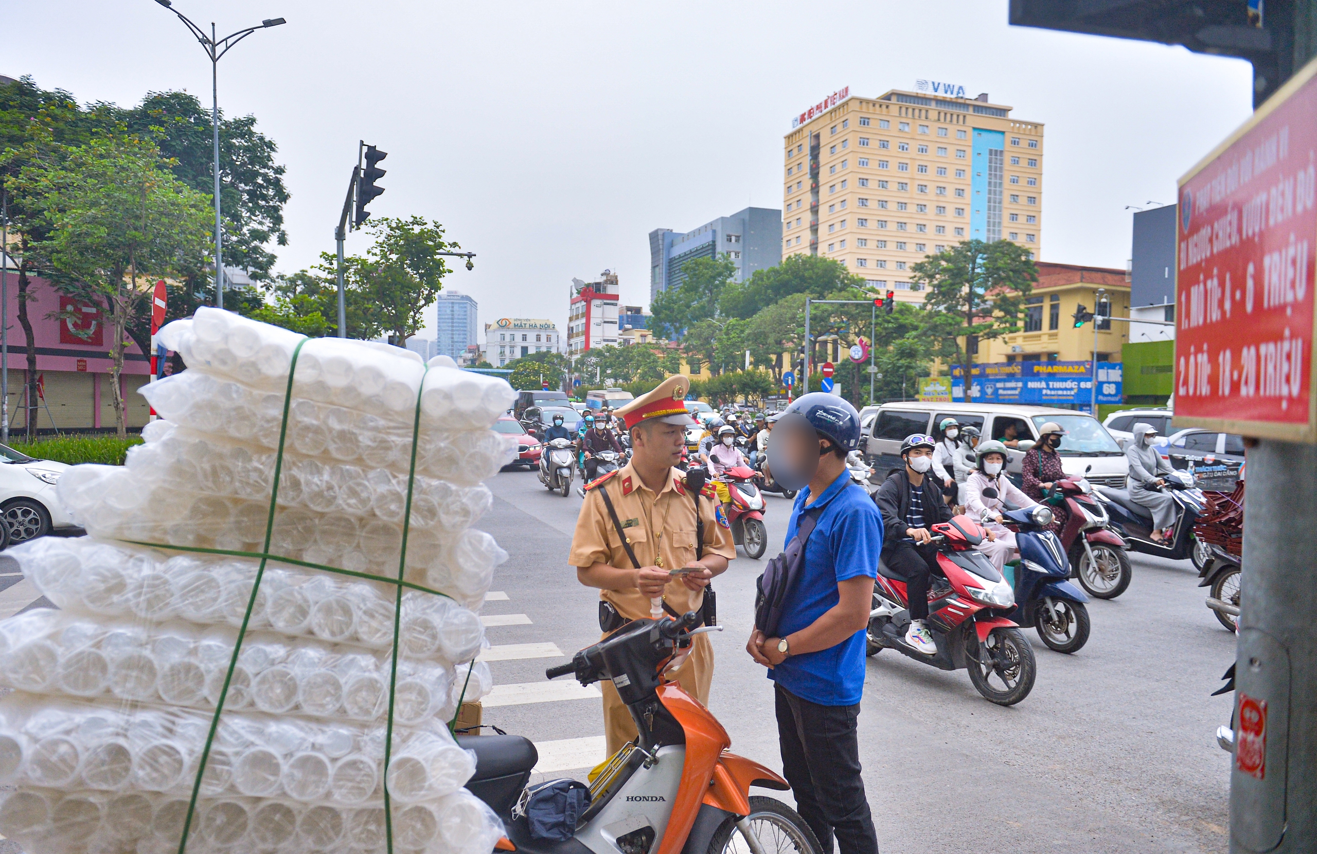 Bị CSGT ghi hình phạt nguội, tài xế phân trần 'do vỉa hè rộng hơn lòng đường' - Ảnh 6.