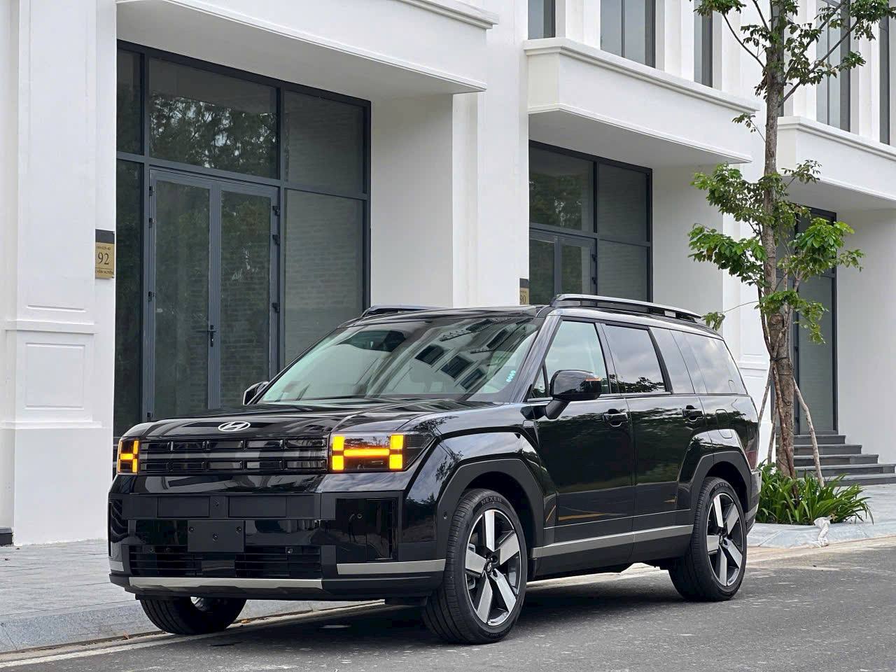 Nghịch lý: Hyundai Santa Fe đời cũ, dùng 2 năm bán lại đắt hơn giá xe mới - Ảnh 2.