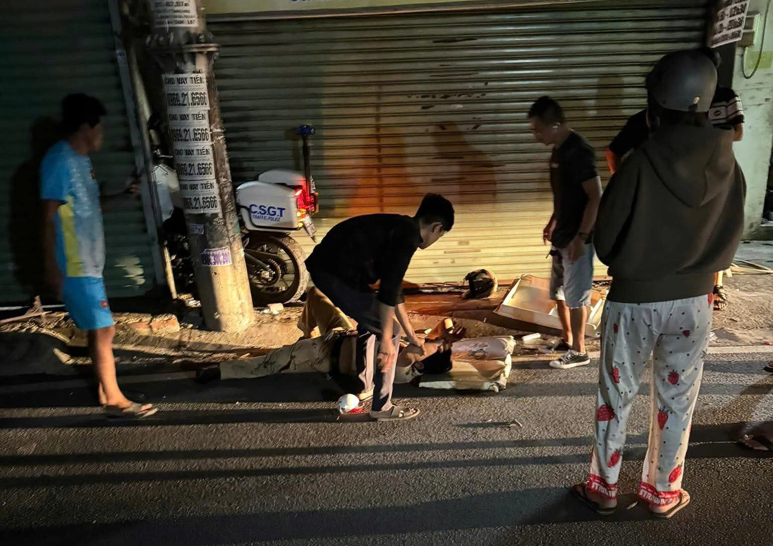 Một chiến sĩ CSGT TP.HCM bị thương nặng nghi do truy đuổi cướp - Ảnh 1.