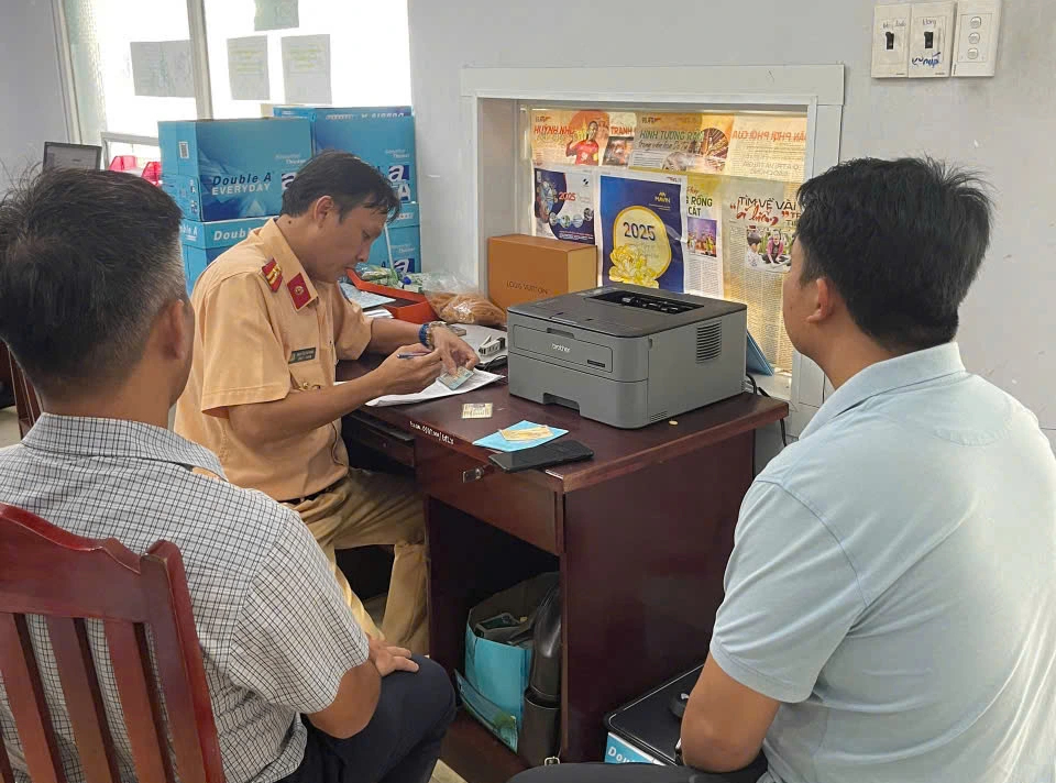 CSGT TP.HCM xử phạt ô tô chạy ngược chiều, tài xế nói: 'Chạy nhầm' - Ảnh 1.