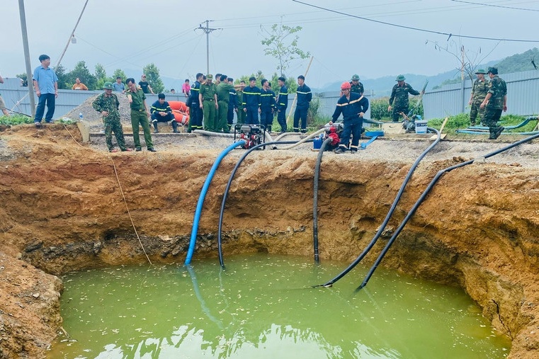 Vụ 'hố tử thần' ở Bắc Kạn: Dùng máy bơm dã chiến hút nước tìm nạn nhân - Ảnh 1.