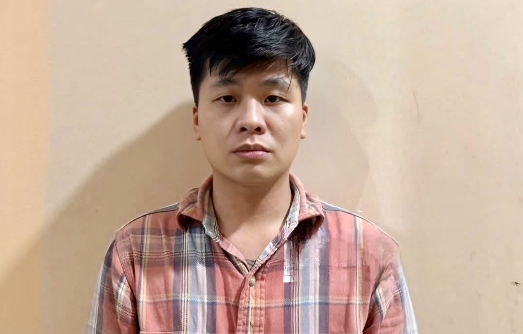 Bình Dương: Nghi phạm đâm chết người ra đầu thú sau 11 năm lẩn trốn - Ảnh 1.