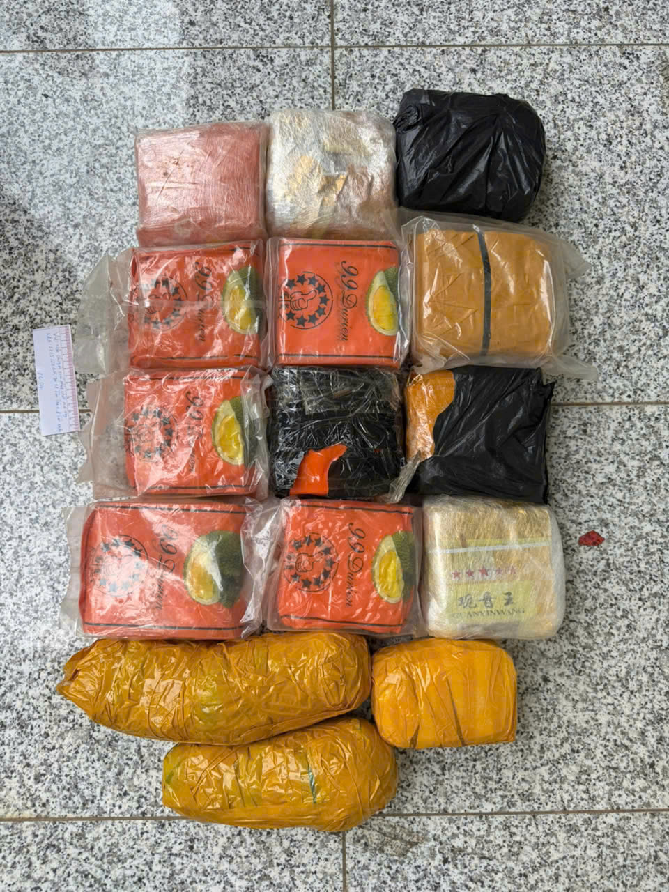 Triệt phá đường dây vận chuyển ma túy bằng xe khách, taxi với 22 kg tang vật - Ảnh 5.