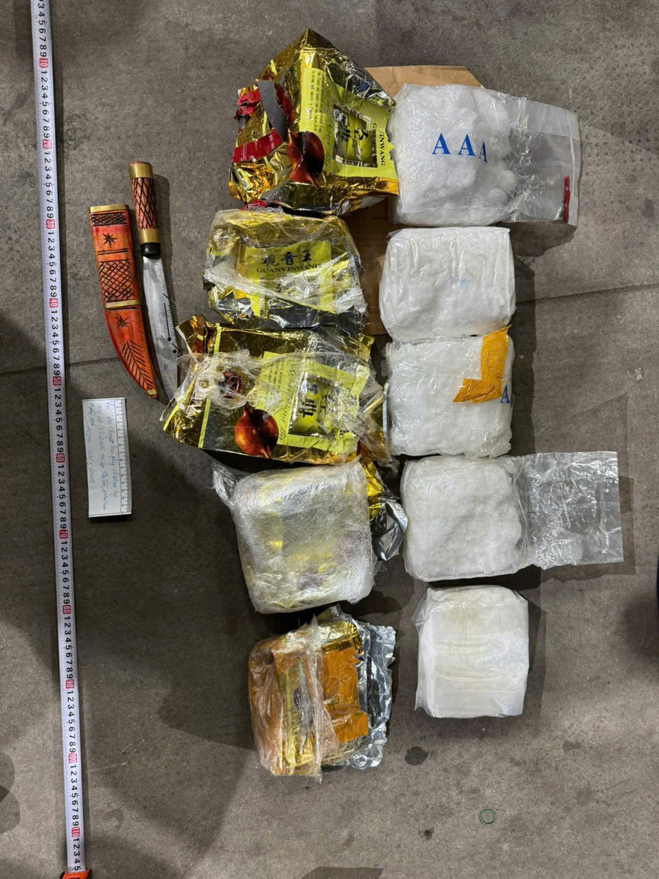 Triệt phá đường dây vận chuyển ma túy bằng xe khách, taxi với 22 kg tang vật - Ảnh 7.