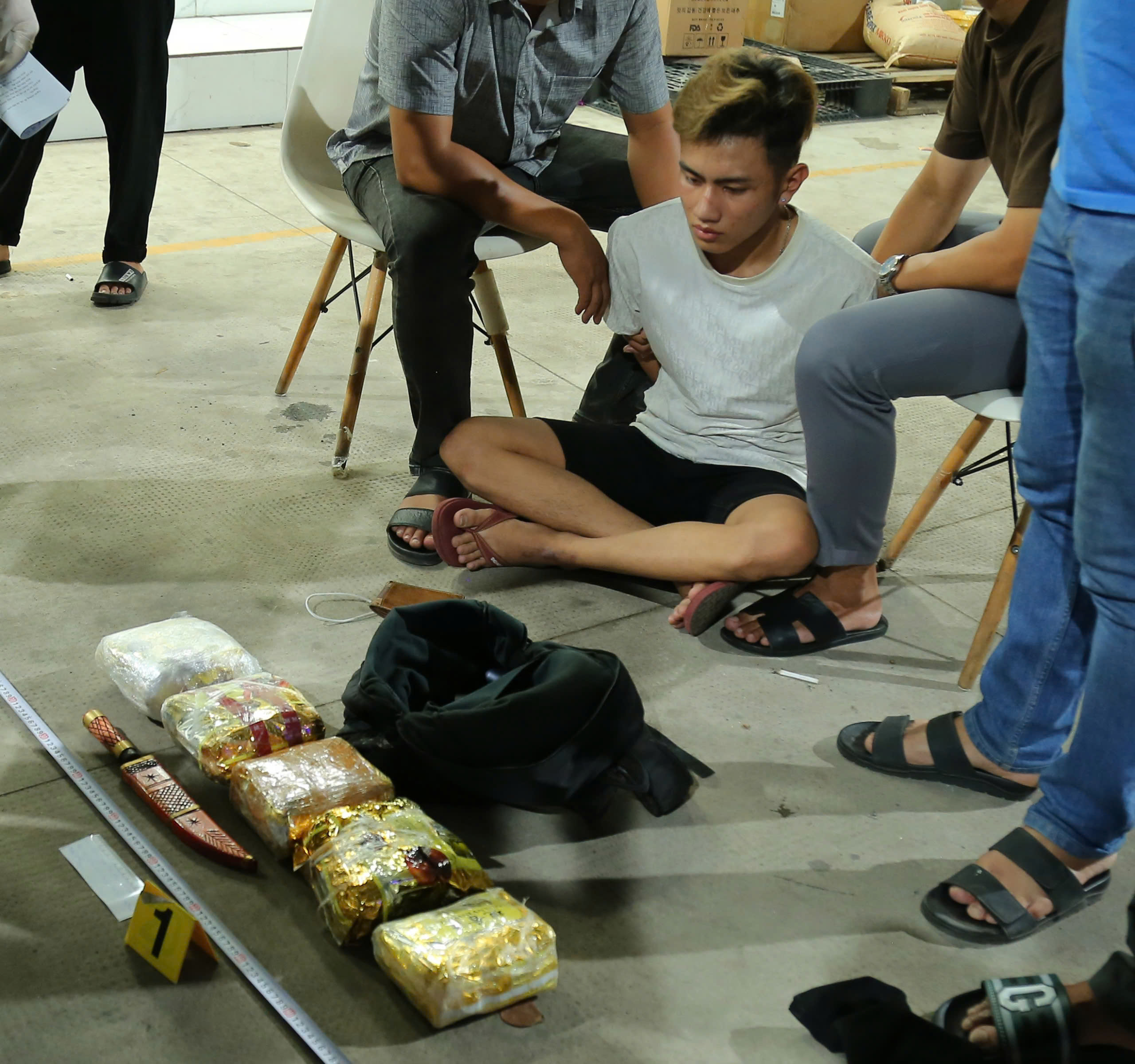 Triệt phá đường dây vận chuyển ma túy bằng xe khách, taxi với 22 kg tang vật - Ảnh 1.