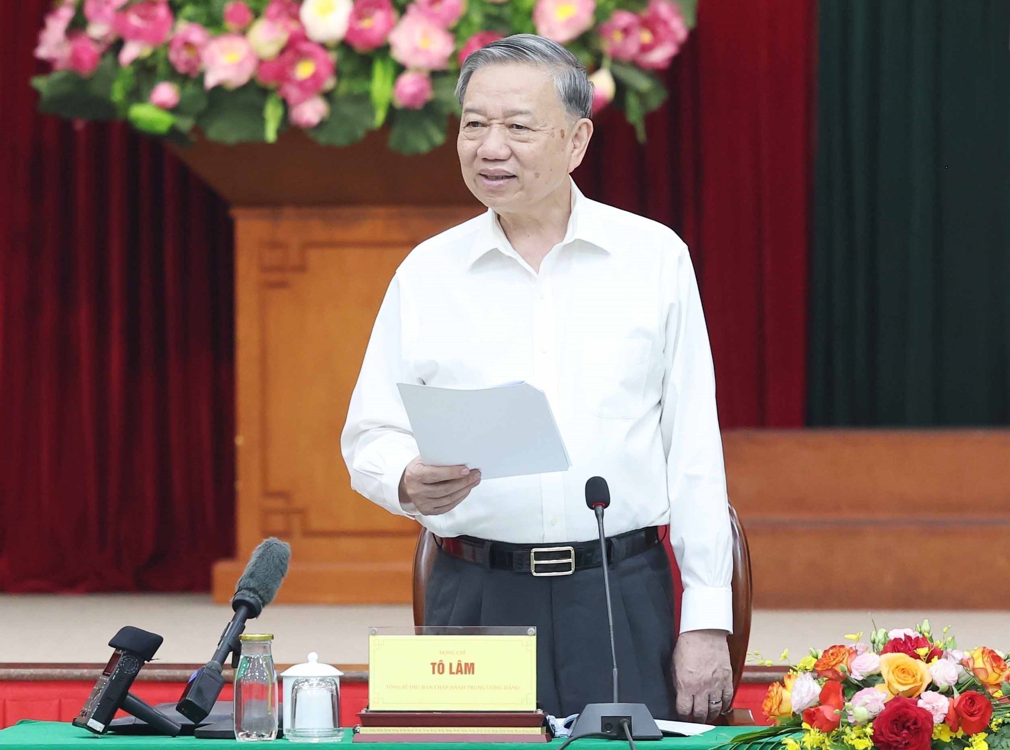 Khẩn trương tham mưu ho&agrave;n thiện Tổ chức bộ m&aacute;y Ch&iacute;nh trị mới Tại việt nam - Ảnh 1.