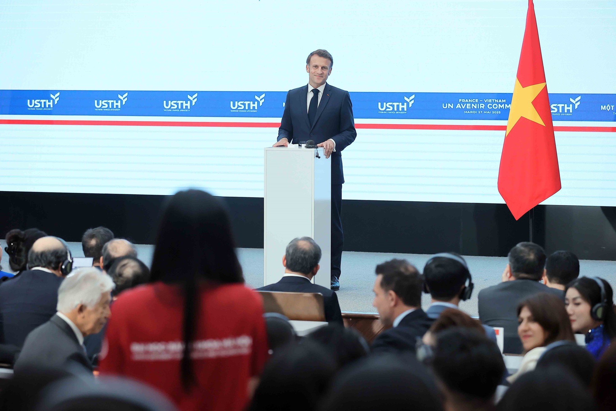Tổng thống Macron kết thúc chuyến thăm VN thúc đẩy quan hệ việt nam - Pháp - Ảnh 1.