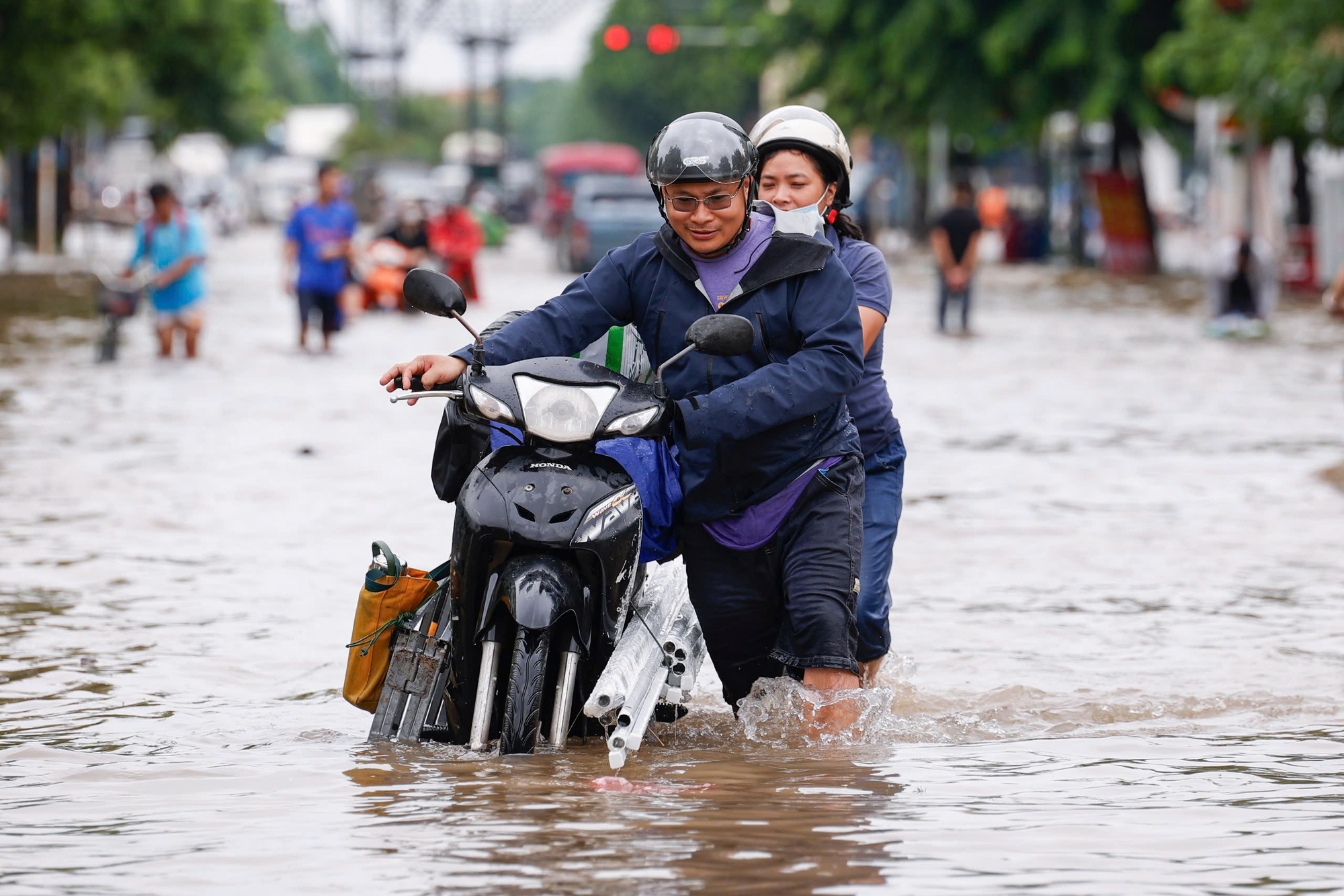 Miền Bắc mưa lớn từ chiều nay, nguy cơ ngập lụt nhiều đô thị- Ảnh 1. Miền Bắc mưa lớn từ chiều nay, nguy cơ ngập lụt nhiều đô thị- Ảnh 1.