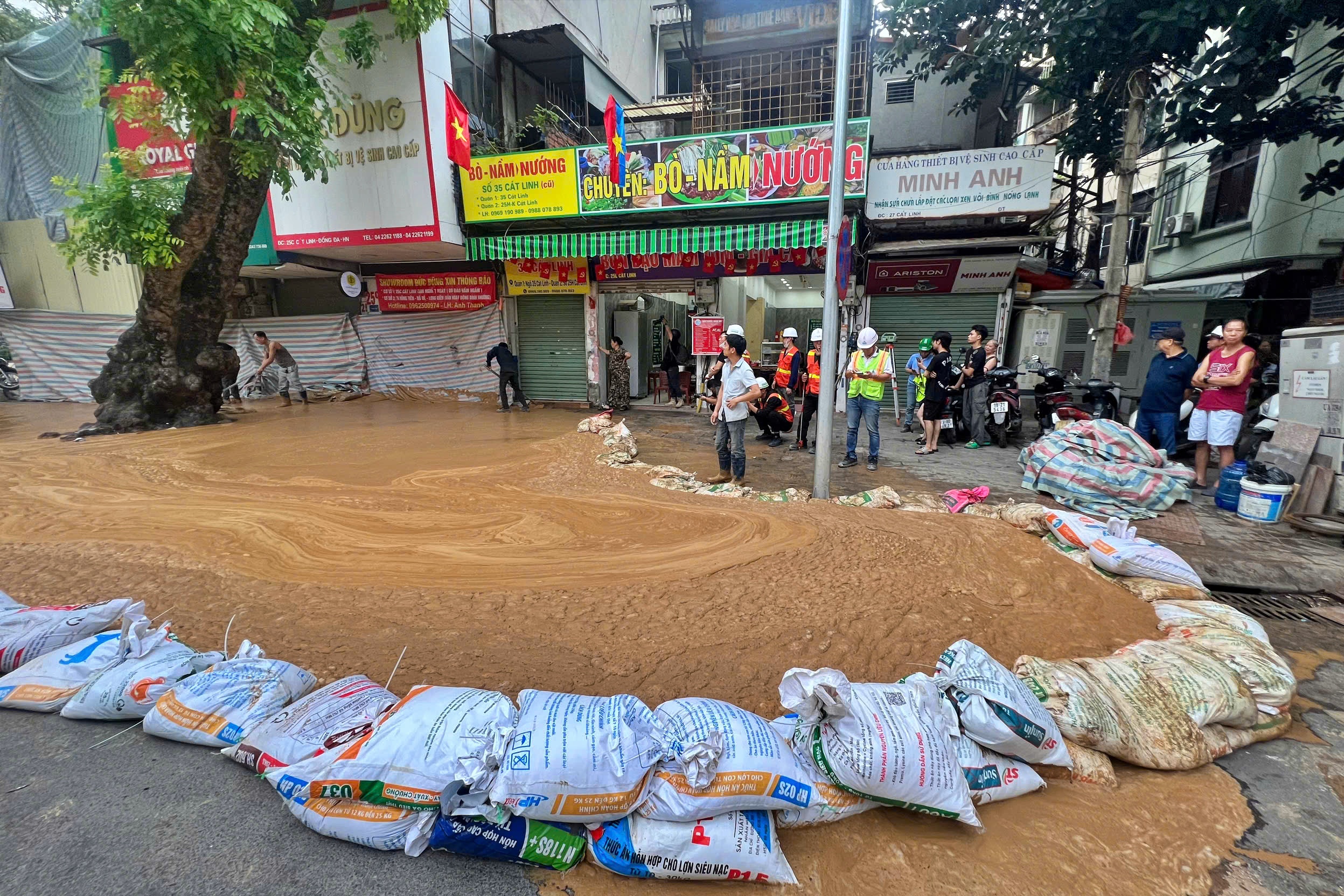 'Suối bùn' lại phun trào khi thi công hầm ngầm tàu Nhổn - ga Hà Nội - Ảnh 1.