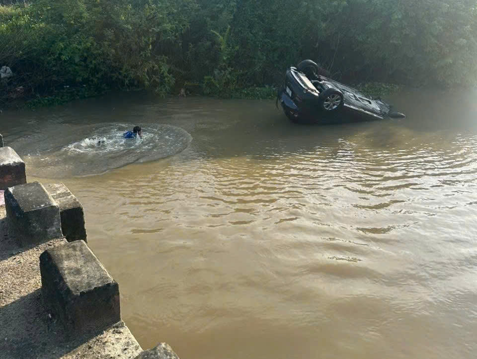 Ô tô lao xuống cầu, hai ông cháu may mắn được cứu sống - Ảnh 1.