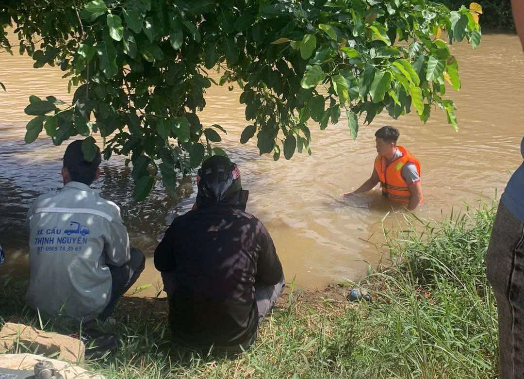 Ô tô lao xuống cầu, hai ông cháu may mắn được cứu sống - Ảnh 2.