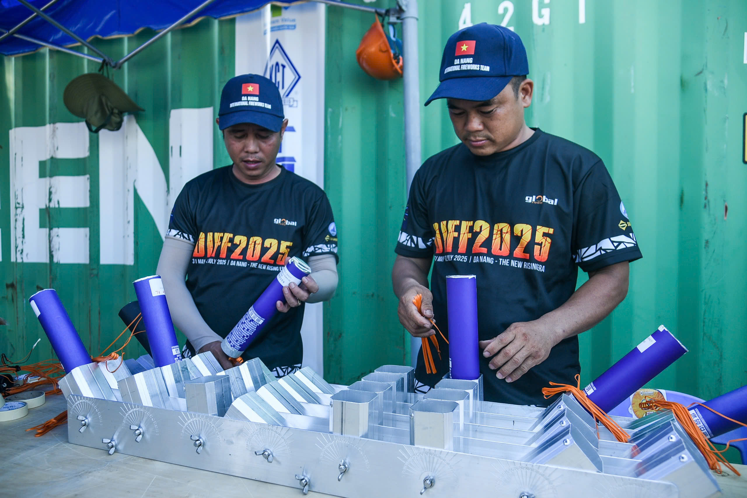 'Trận địa' ph&aacute;o hoa trước giờ khai hỏa: 'Đại chiến &aacute;nh s&aacute;ng' tr&ecirc;n s&ocirc;ng H&agrave;n- Ảnh 2.