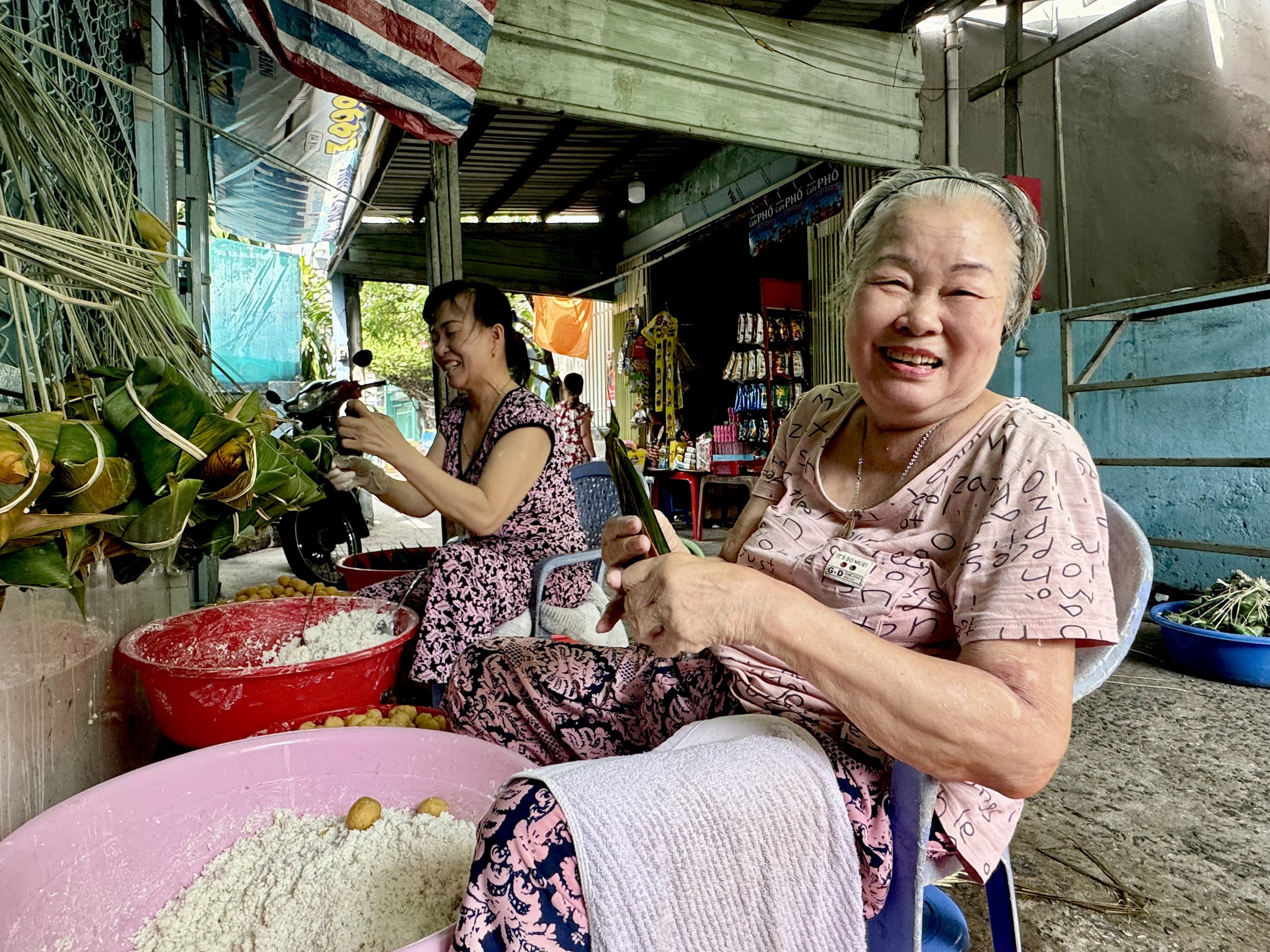 Những cụ bà hơn 50 năm gói bánh ú, kể giai thoại gói mướn mua được vàng - Ảnh 2.