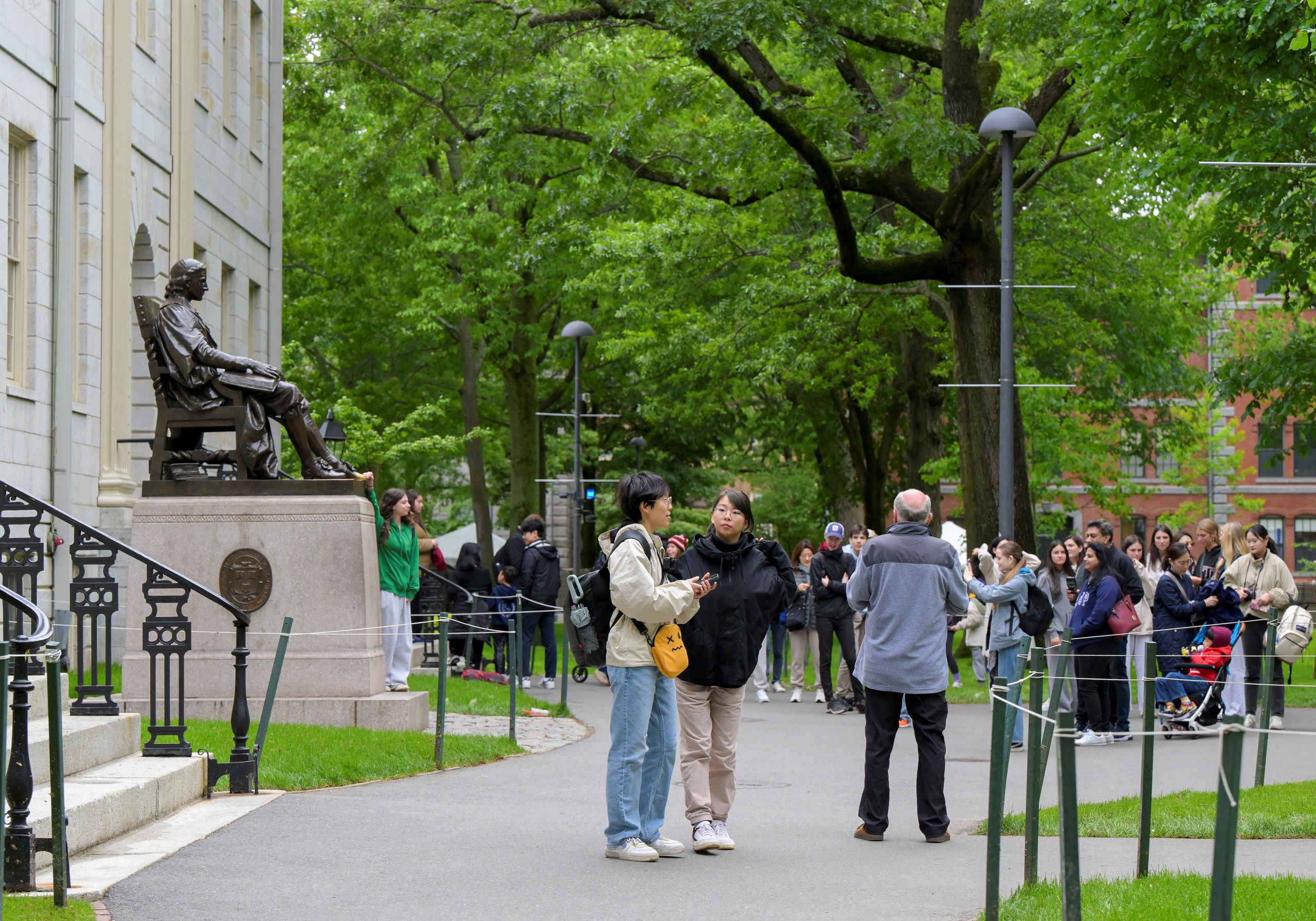 Ông Trump cắt toàn bộ hợp đồng liên bang còn lại với Harvard - Ảnh 1.
