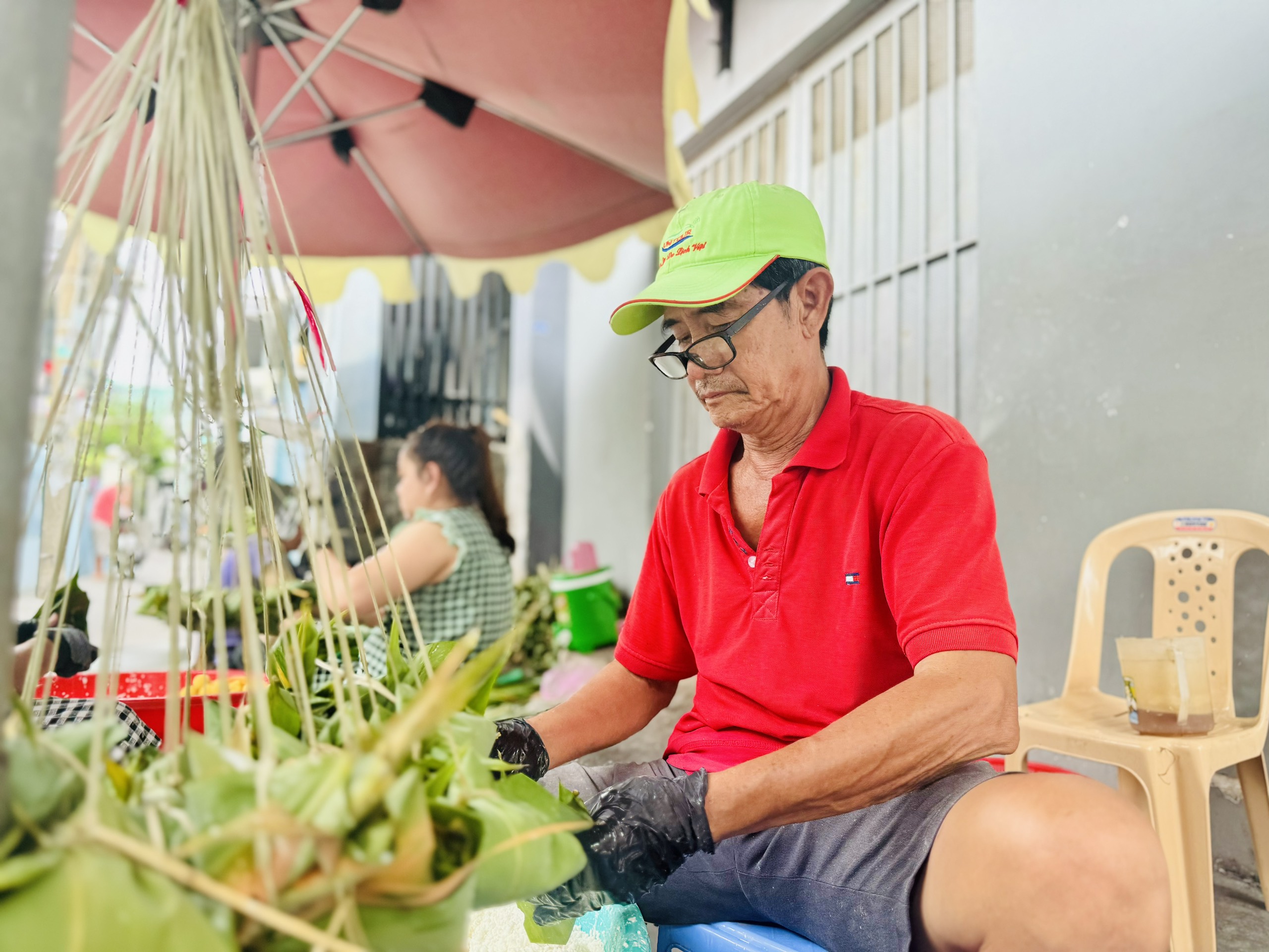 Những cụ bà hơn 50 năm gói bánh ú, kể giai thoại gói mướn mua được vàng - Ảnh 10.
