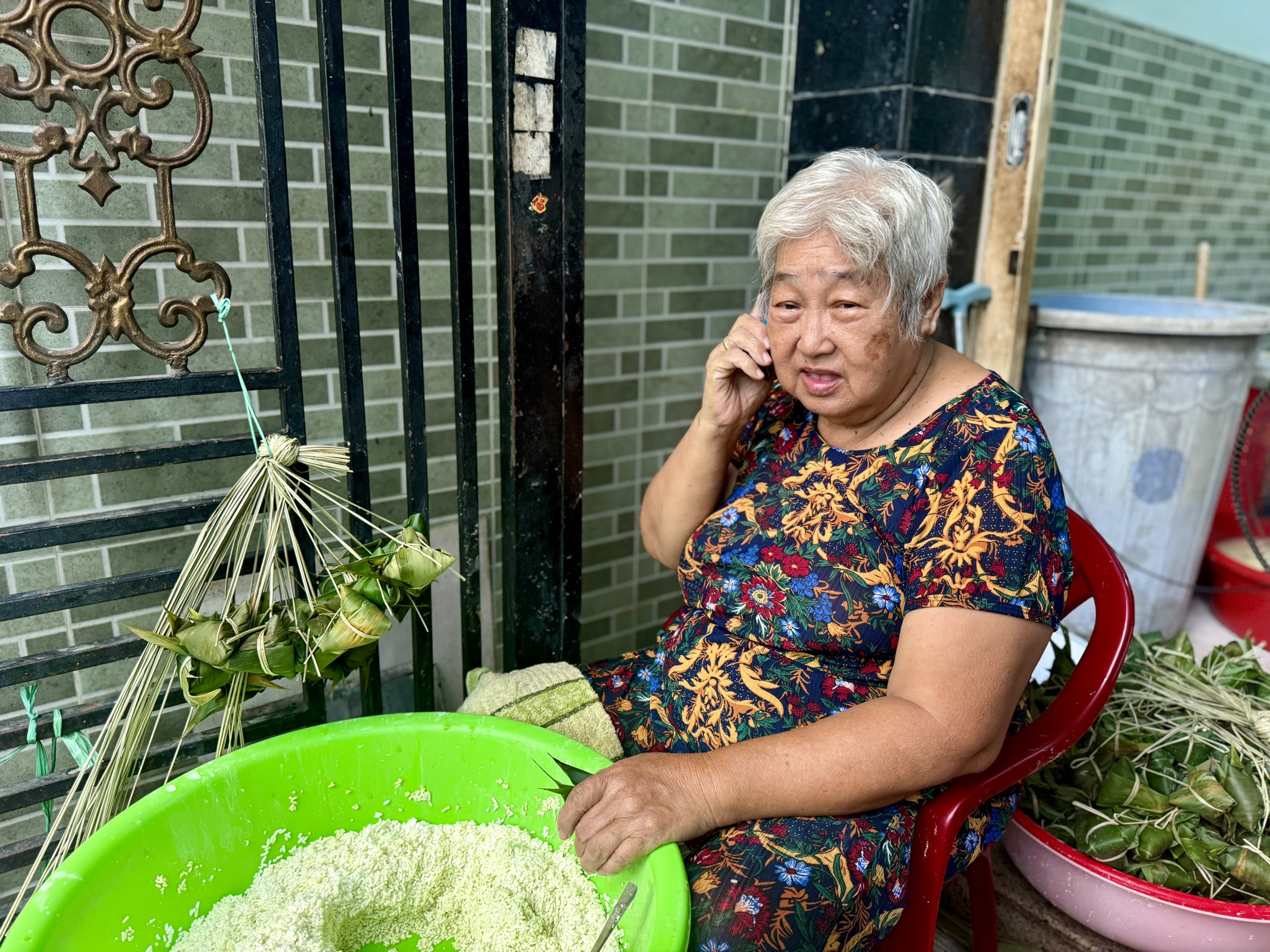 Những cụ bà hơn 50 năm gói bánh ú, kể giai thoại gói mướn mua được vàng - Ảnh 5.