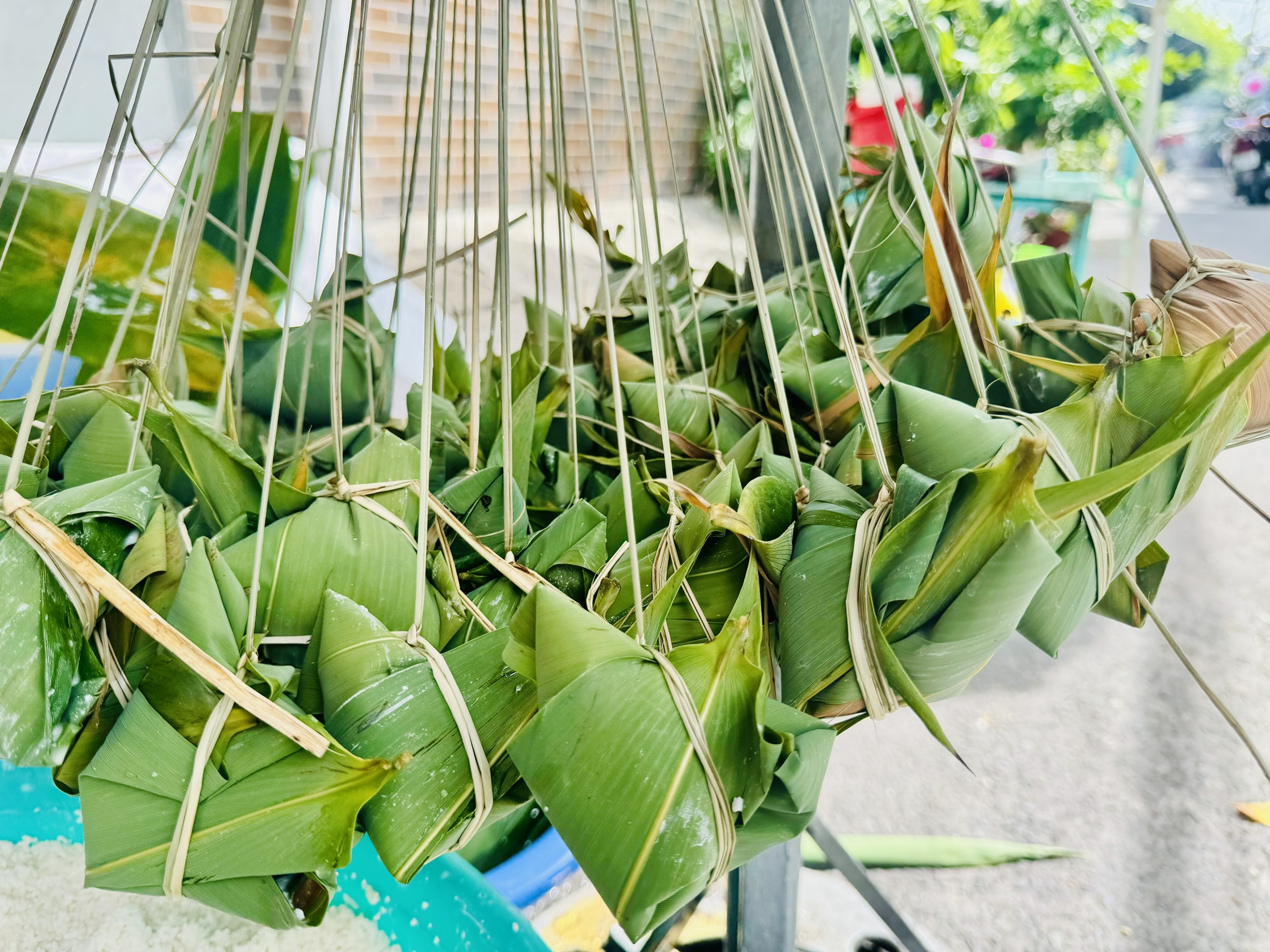 Những cụ bà hơn 50 năm gói bánh ú, kể giai thoại gói mướn mua được vàng - Ảnh 8.