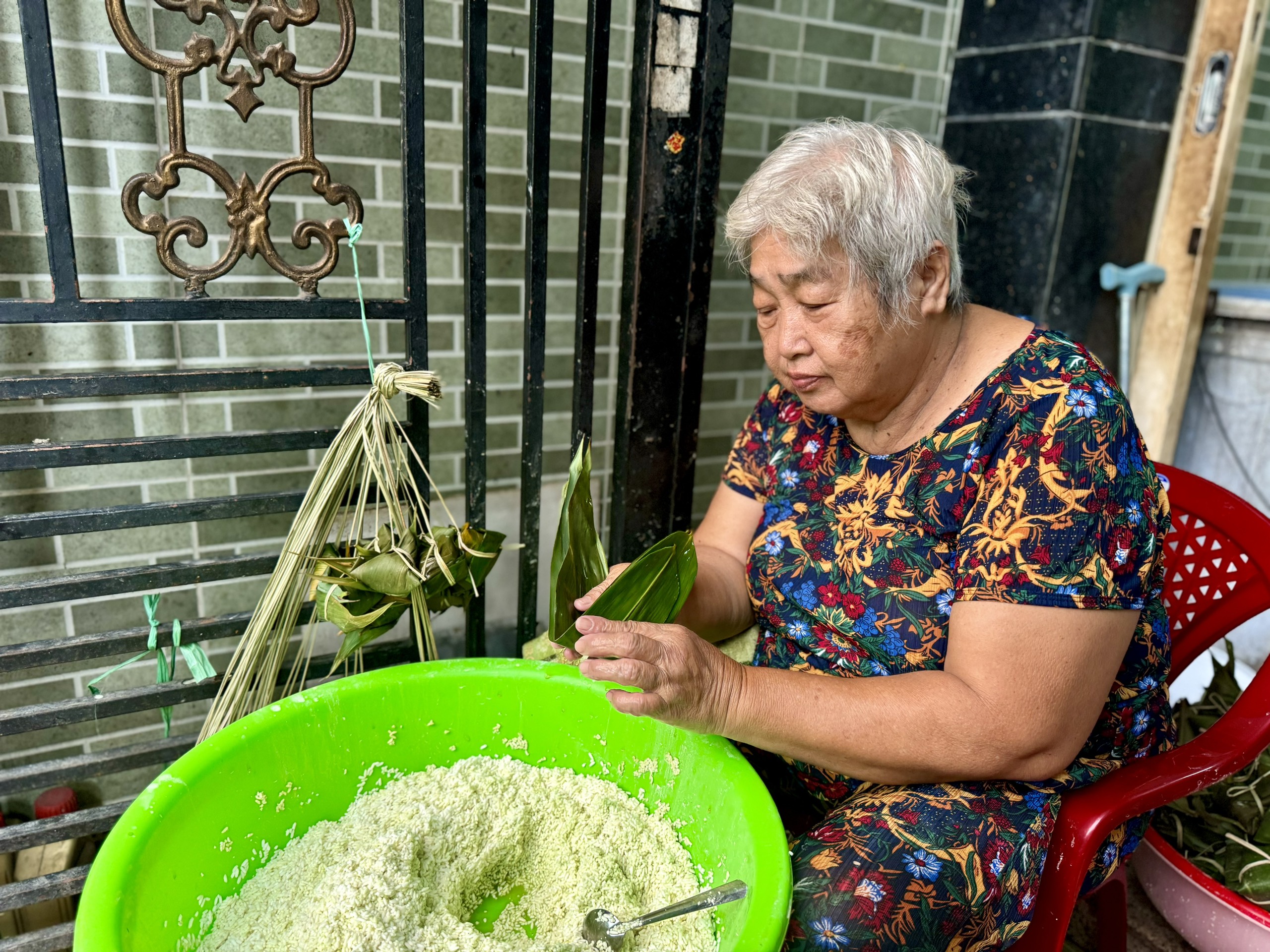 Những cụ bà hơn 50 năm gói bánh ú, kể giai thoại gói mướn mua được vàng - Ảnh 4.
