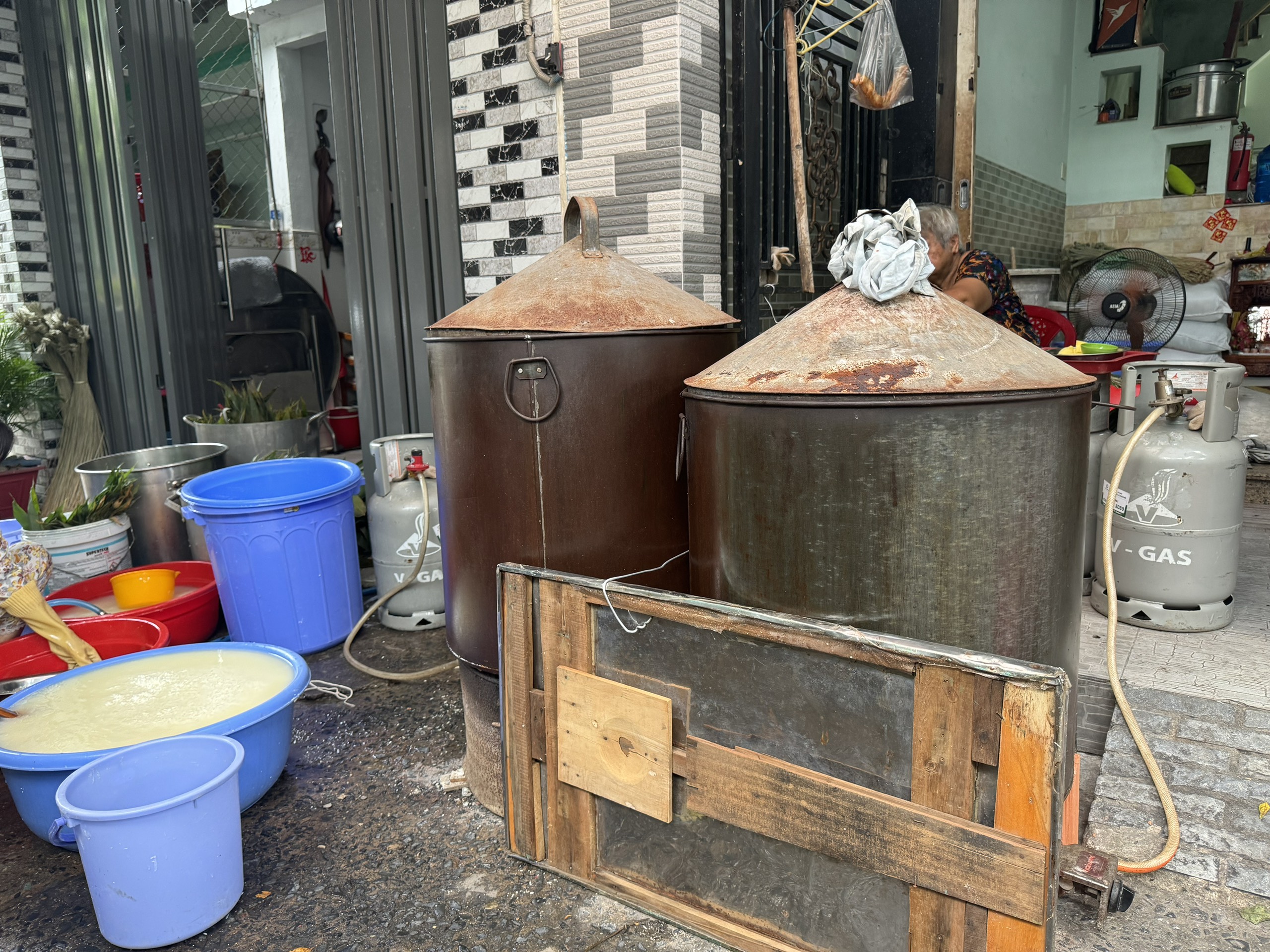 Những cụ bà hơn 50 năm gói bánh ú, kể giai thoại gói mướn mua được vàng - Ảnh 6.
