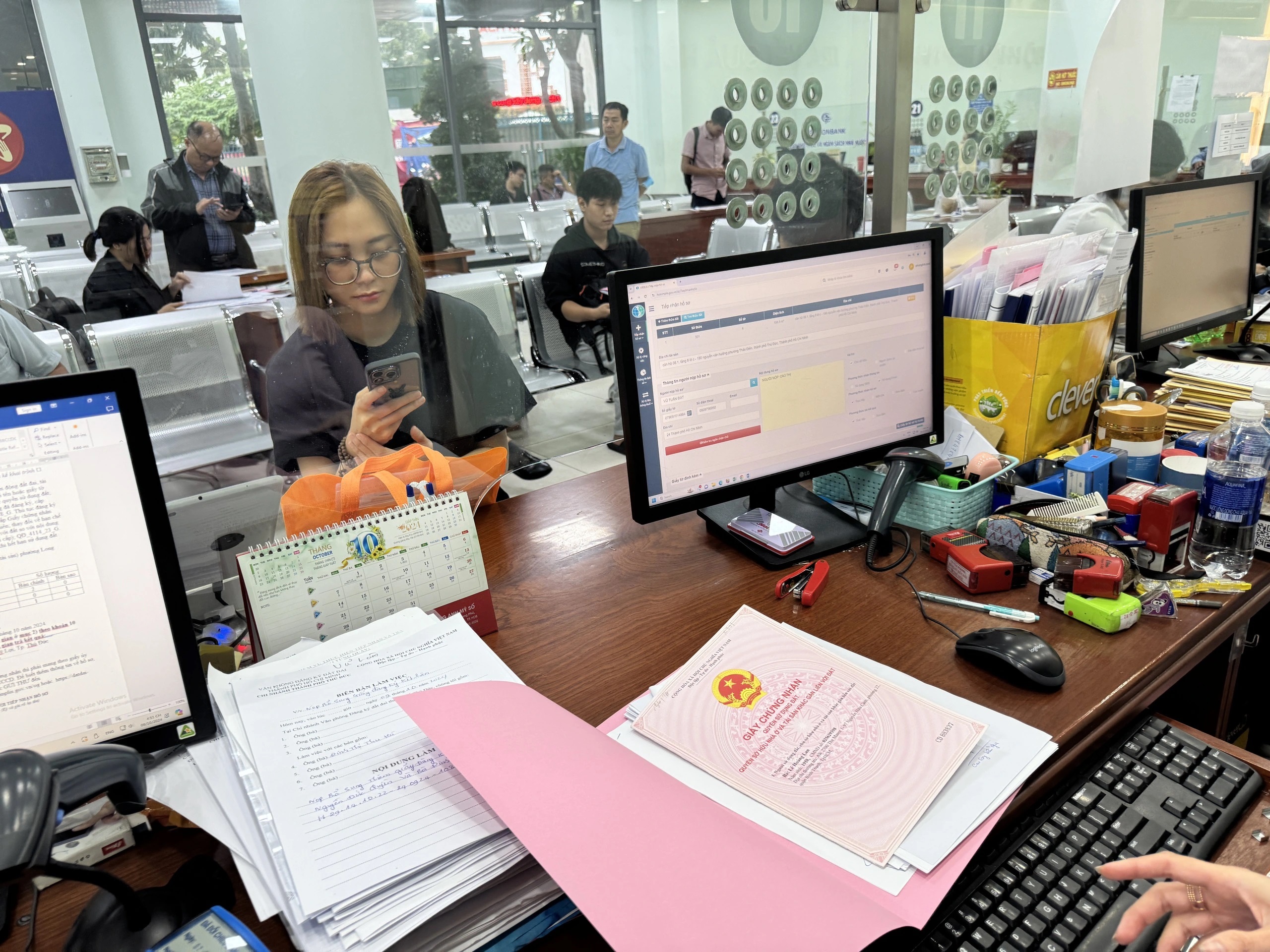 Cân nhắc số hóa sổ hồng trong quản lý đất đai thông minh - Ảnh 1. Cân nhắc số hóa sổ hồng trong quản lý đất đai thông minh - Ảnh 1.