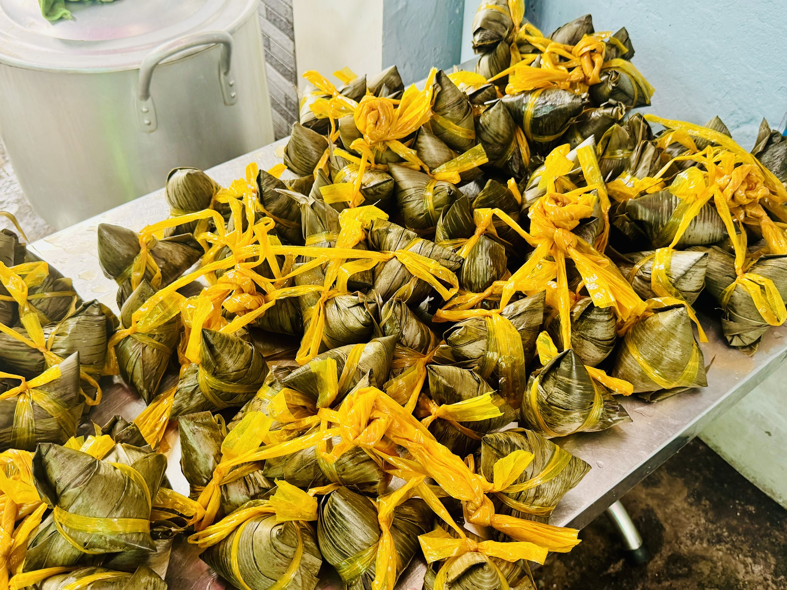 Những cụ bà hơn 50 năm gói bánh ú, kể giai thoại gói mướn mua được vàng - Ảnh 11.