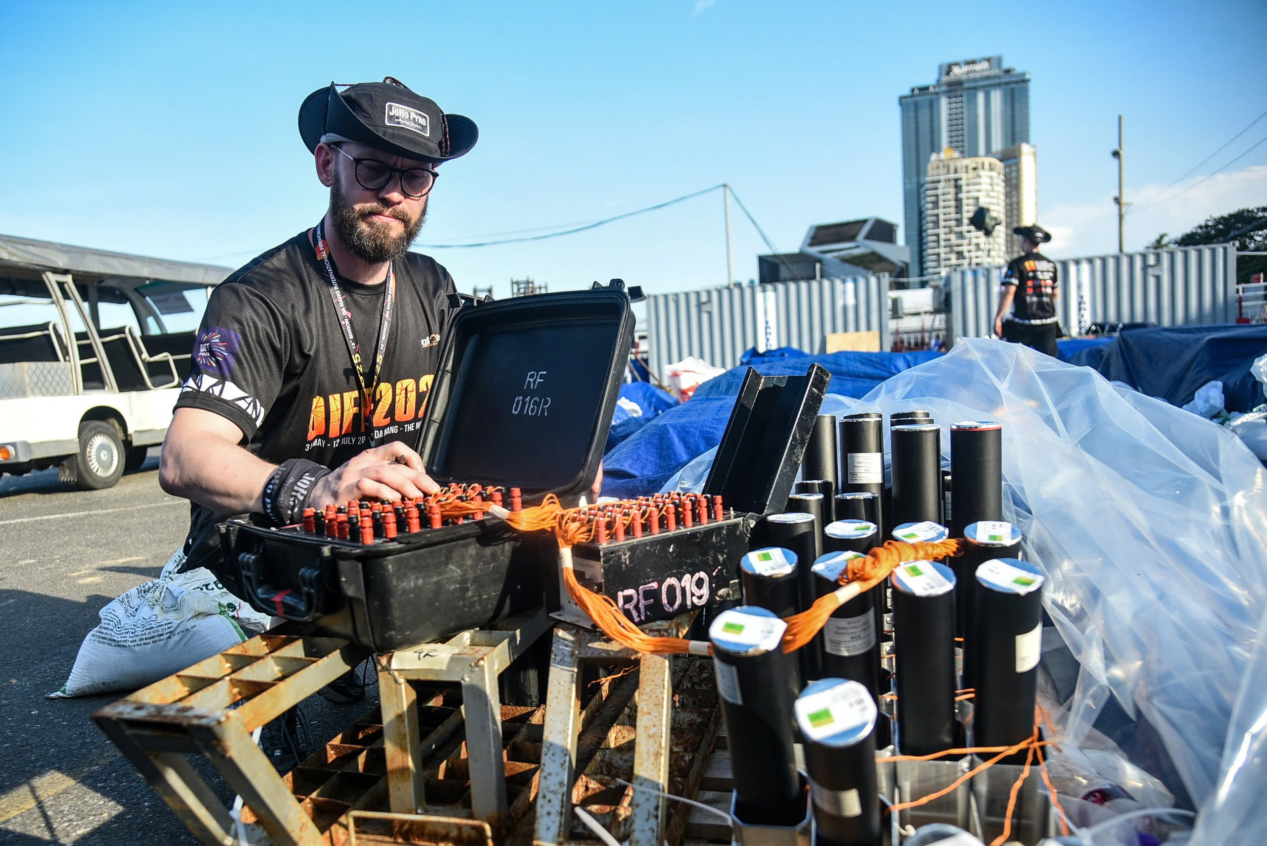 'Trận địa' ph&aacute;o hoa trước giờ khai hỏa: 'Đại chiến &aacute;nh s&aacute;ng' tr&ecirc;n s&ocirc;ng H&agrave;n- Ảnh 7.