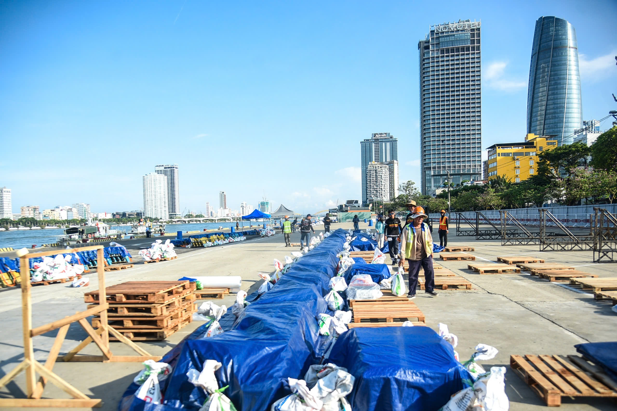 'Trận địa' ph&aacute;o hoa trước giờ khai hỏa: 'Đại chiến &aacute;nh s&aacute;ng' tr&ecirc;n s&ocirc;ng H&agrave;n- Ảnh 1.