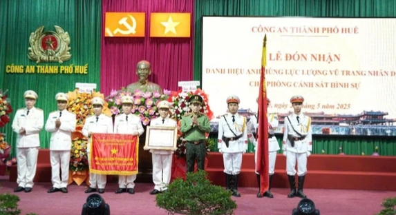 Phòng Cảnh sát hình sự Công an TP.Huế được phong tặng Anh hùng LLVT nhân dân Phòng Cảnh sát hình sự Công an TP.Huế được phong tặng Anh hùng LLVT nhân dân